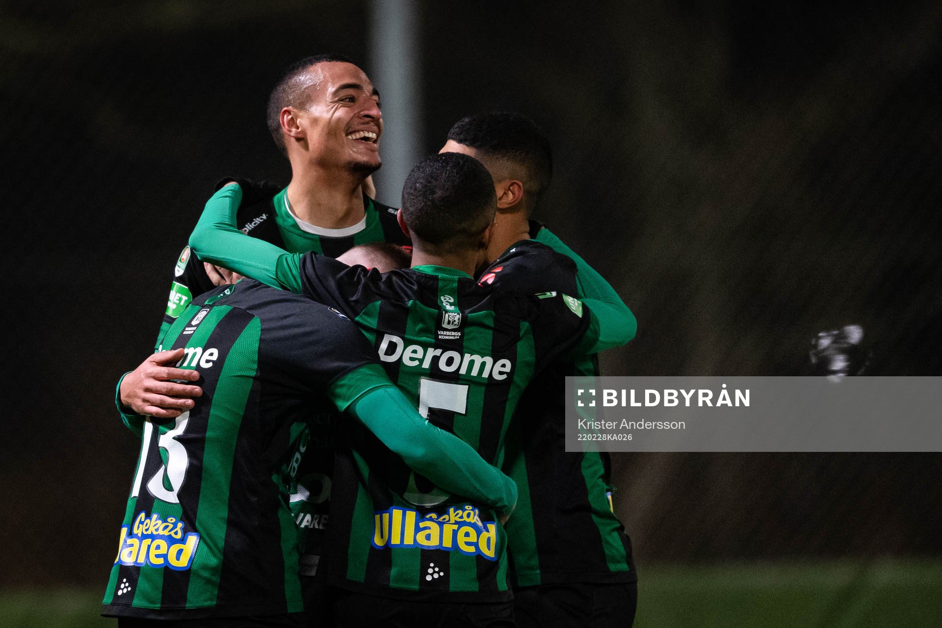 Varbergs Simon Karlsson Adjei jublar med lagkamrater efter 1-0 under fotbollsmatchen i Svenska Cupen mellan Varberg och Öster den 28 februari 2022 i Varberg. 