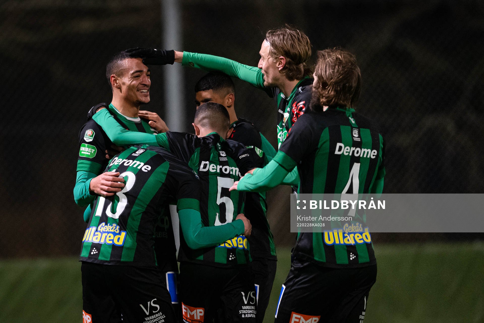 Varbergs Simon Karlsson Adjei jublar med lagkamrater