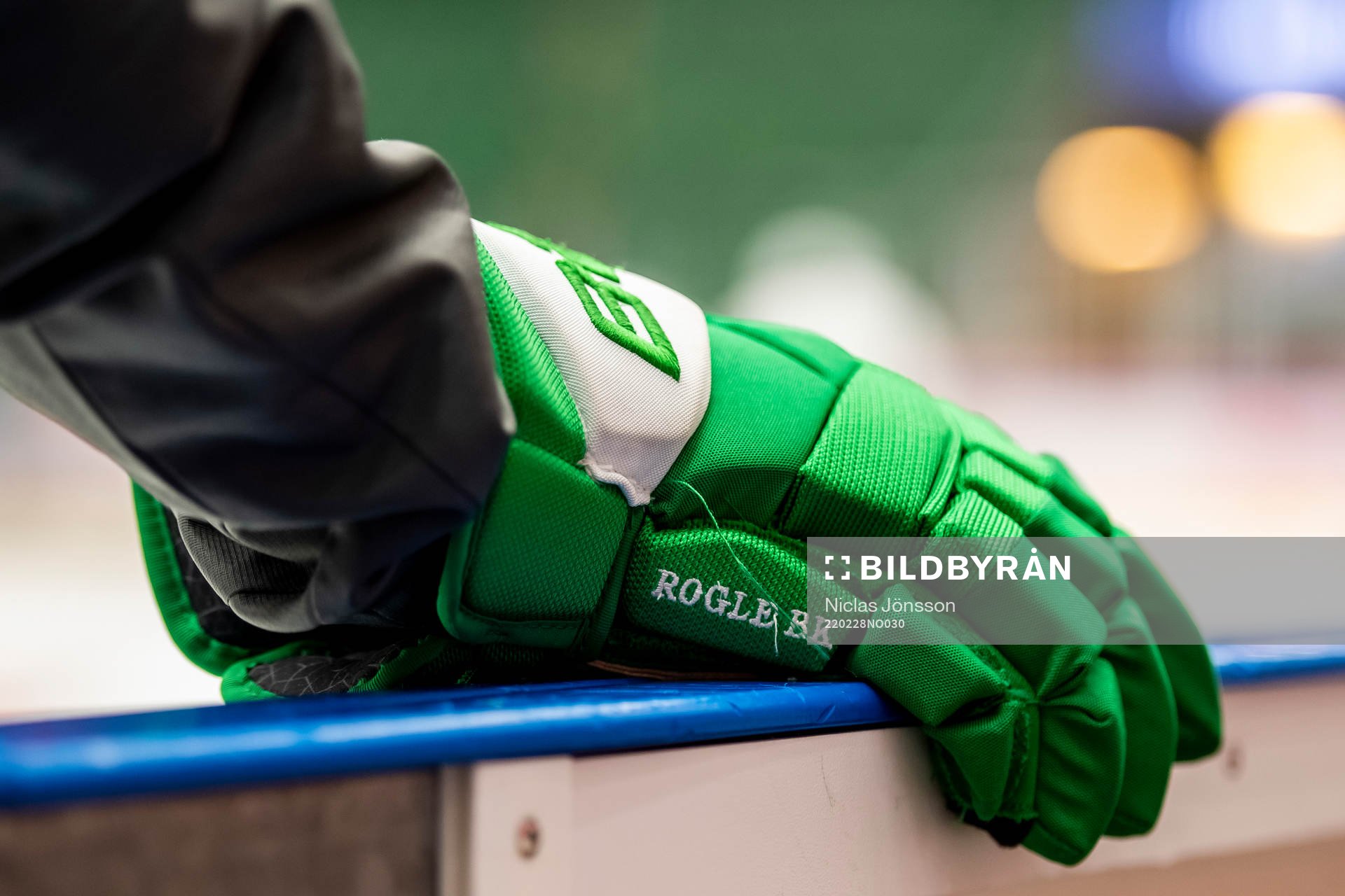 A Rögle glove