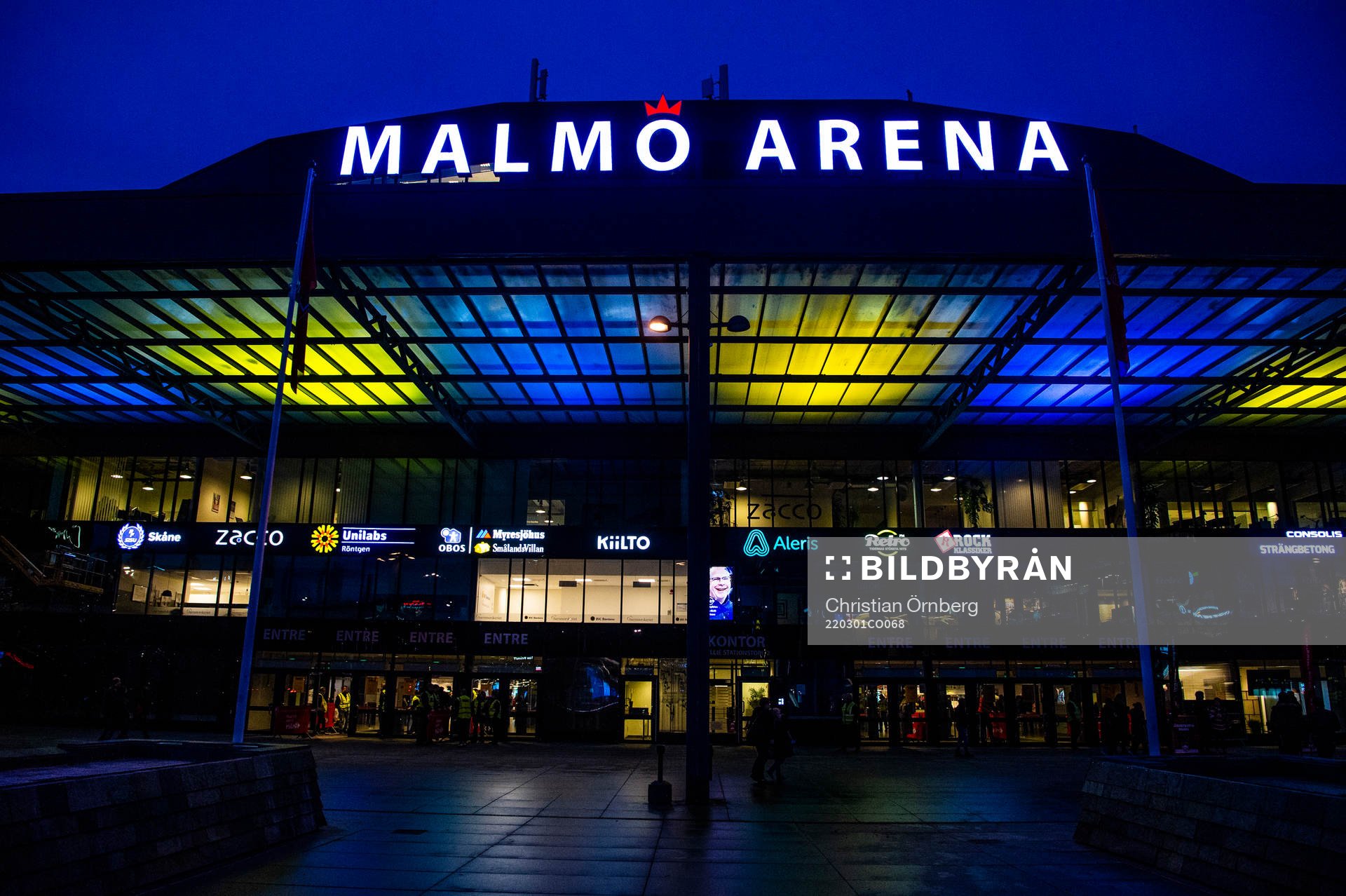 Malmö arenas entré upplyst i Ukrainas färger