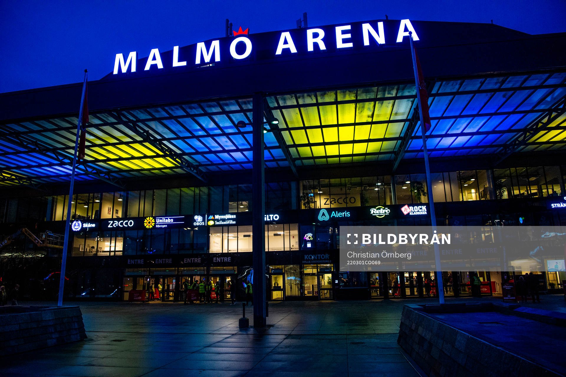 Malmö arenas entré upplyst i Ukrainas färger