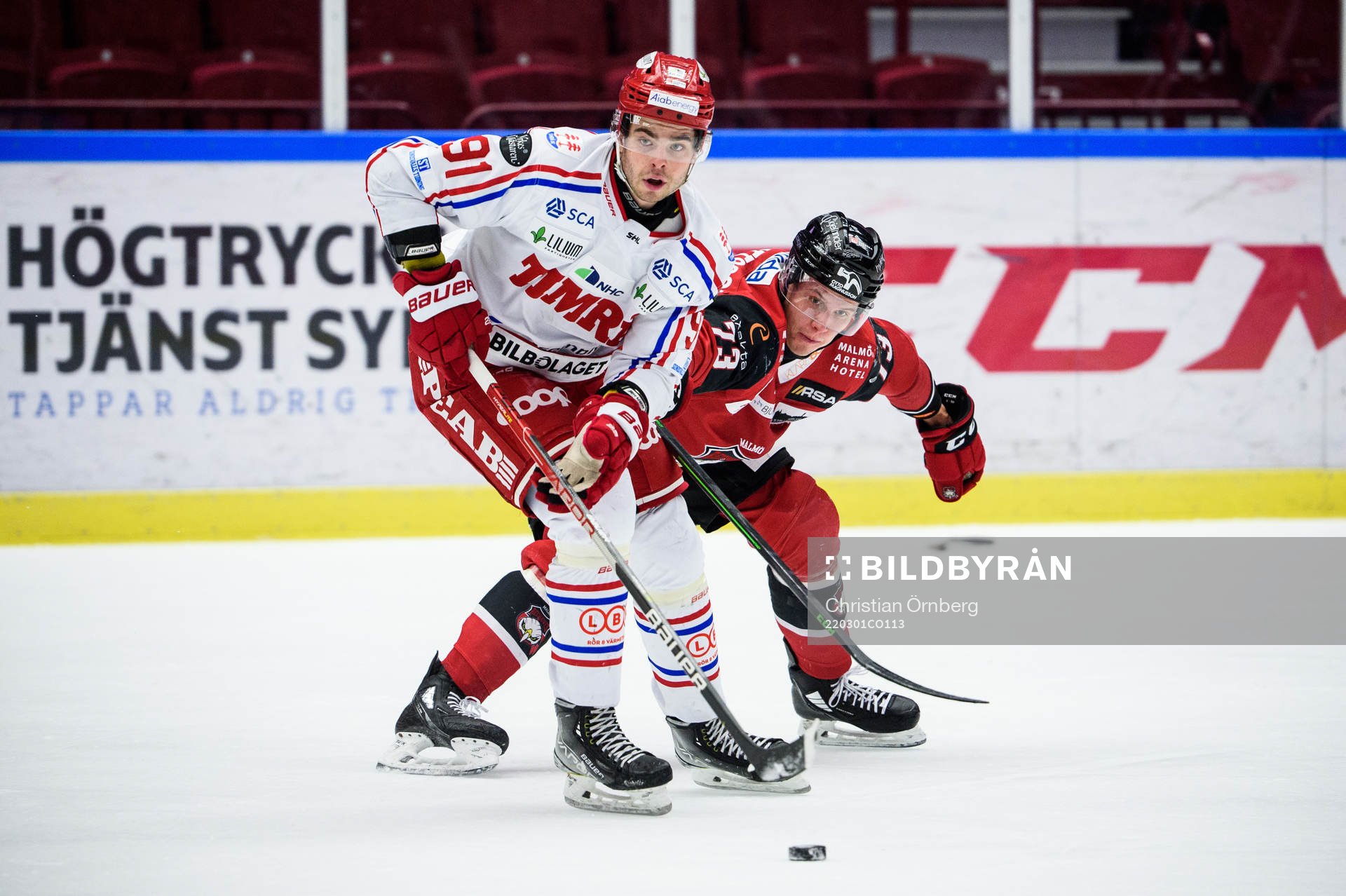 Timrås Viktor Lodin och Malmö Redhawks Adam Ollas Mattsson