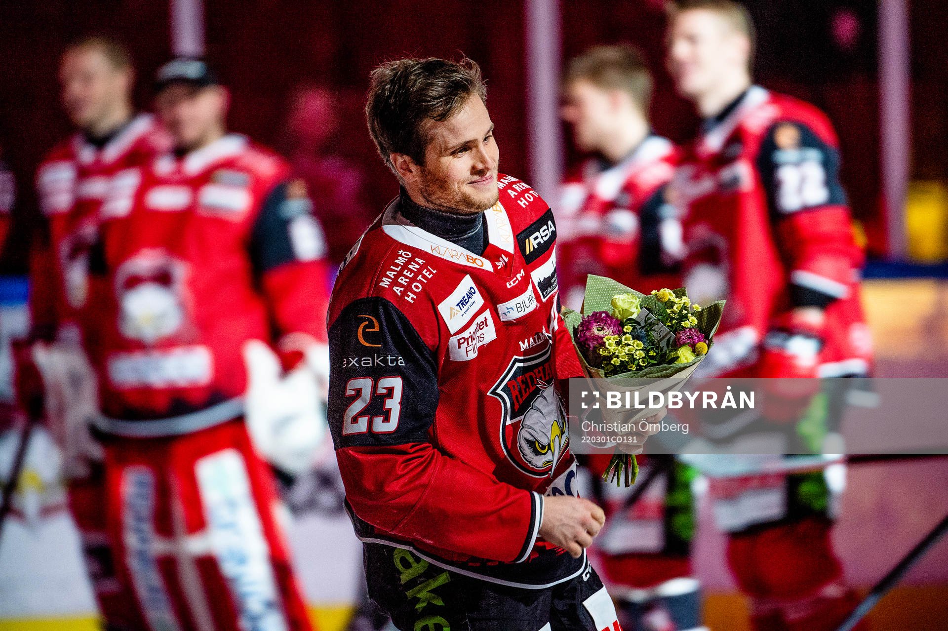 Malmö Redhawks Christoffer Forsberg fick ta emot blommor