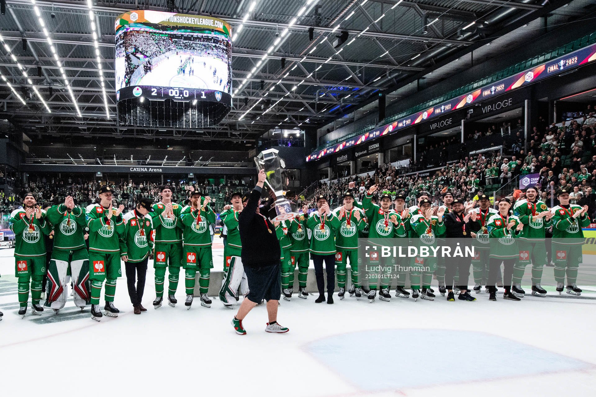 Frederik Andersen, equipement manager of Rögle celebrates