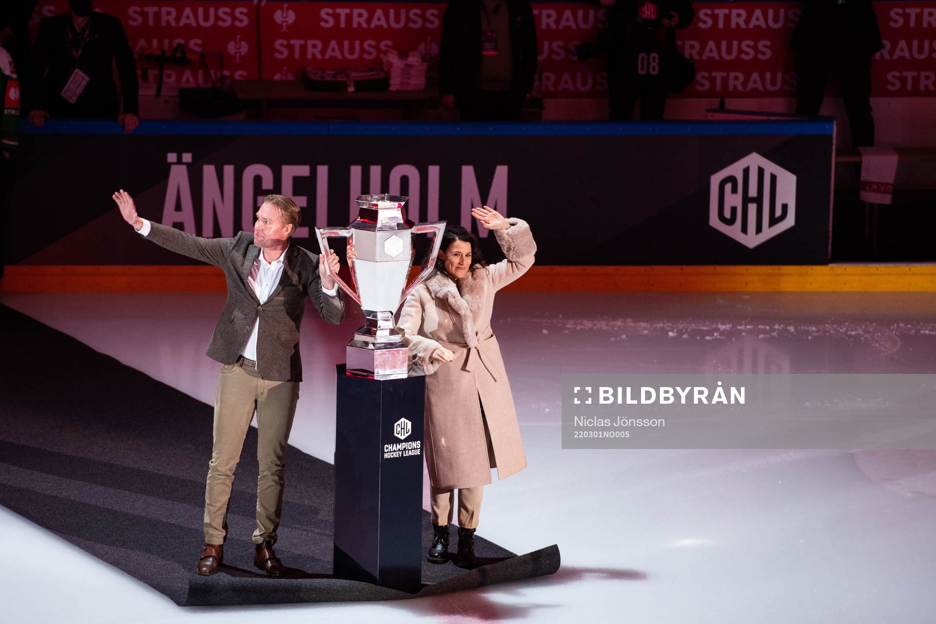 Former player Kenny Jönsson and artist Jill Johnson with