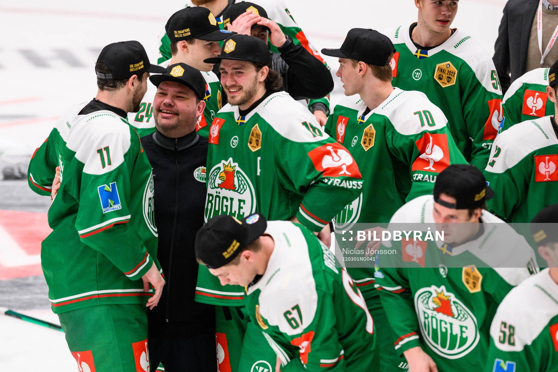 Frederik Andersen, equipement manager of Rögle celebrates