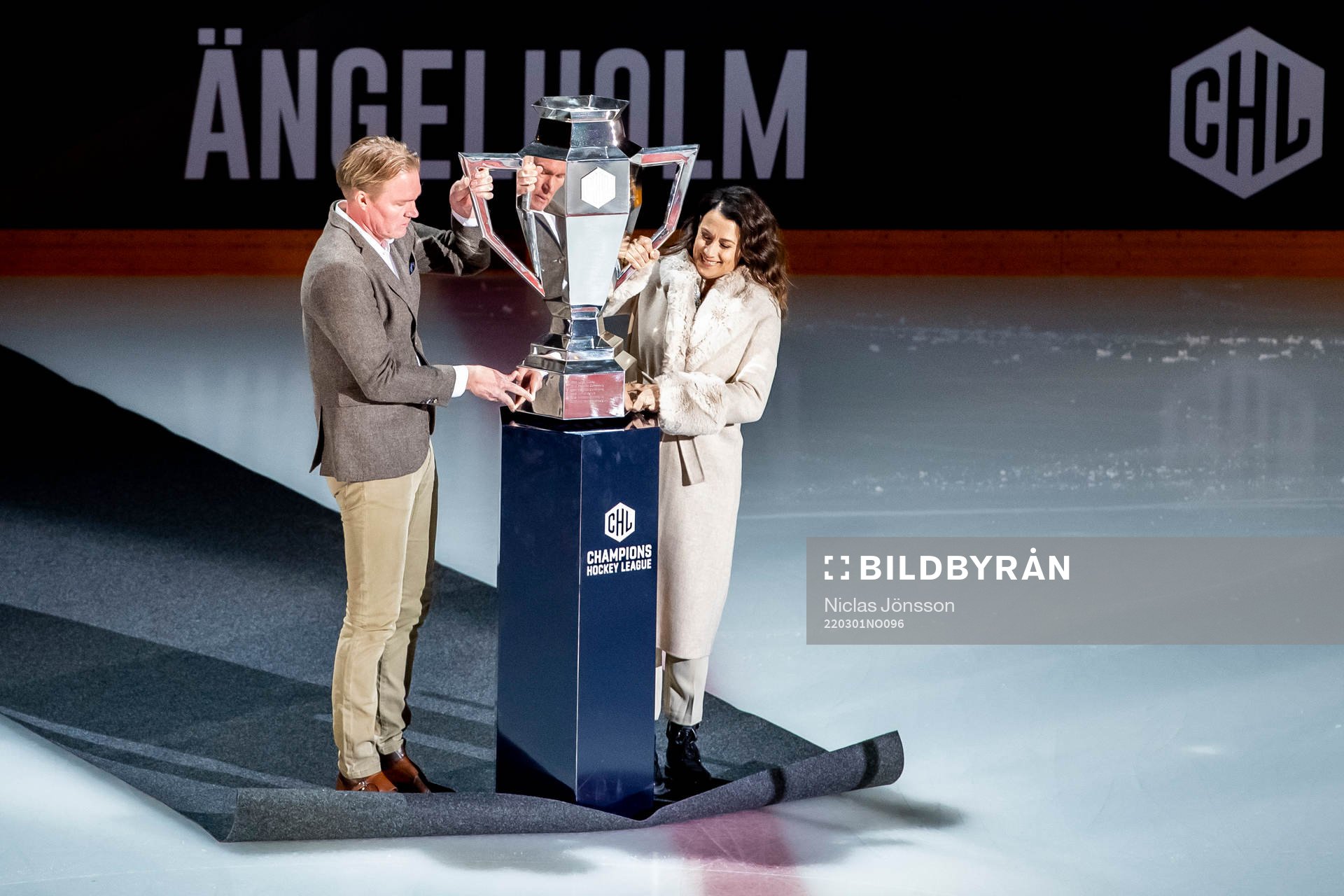 Former player Kenny Jönsson and artist Jill Johnson with