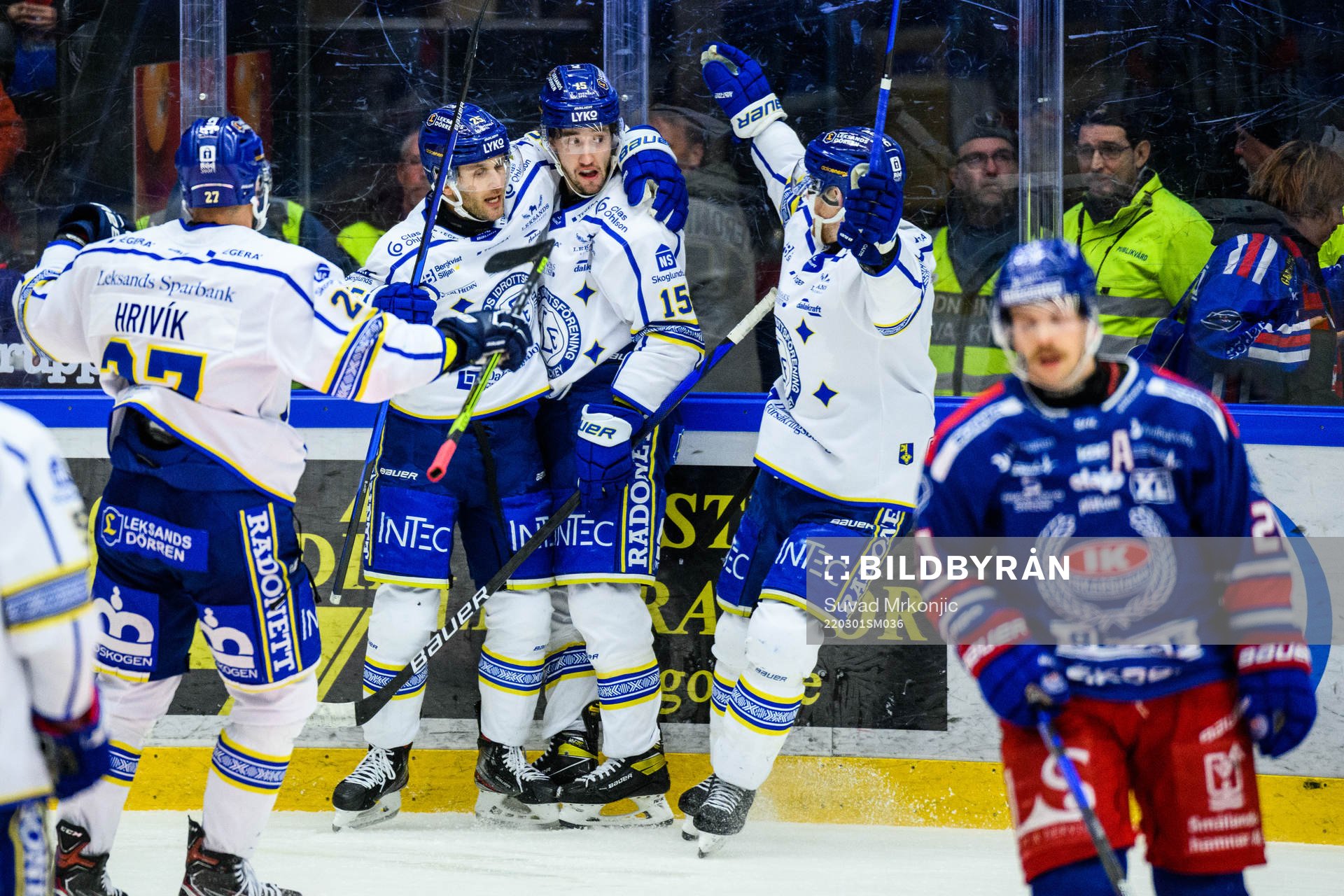 Leksands Max Veronneau jublar med lagkamrater