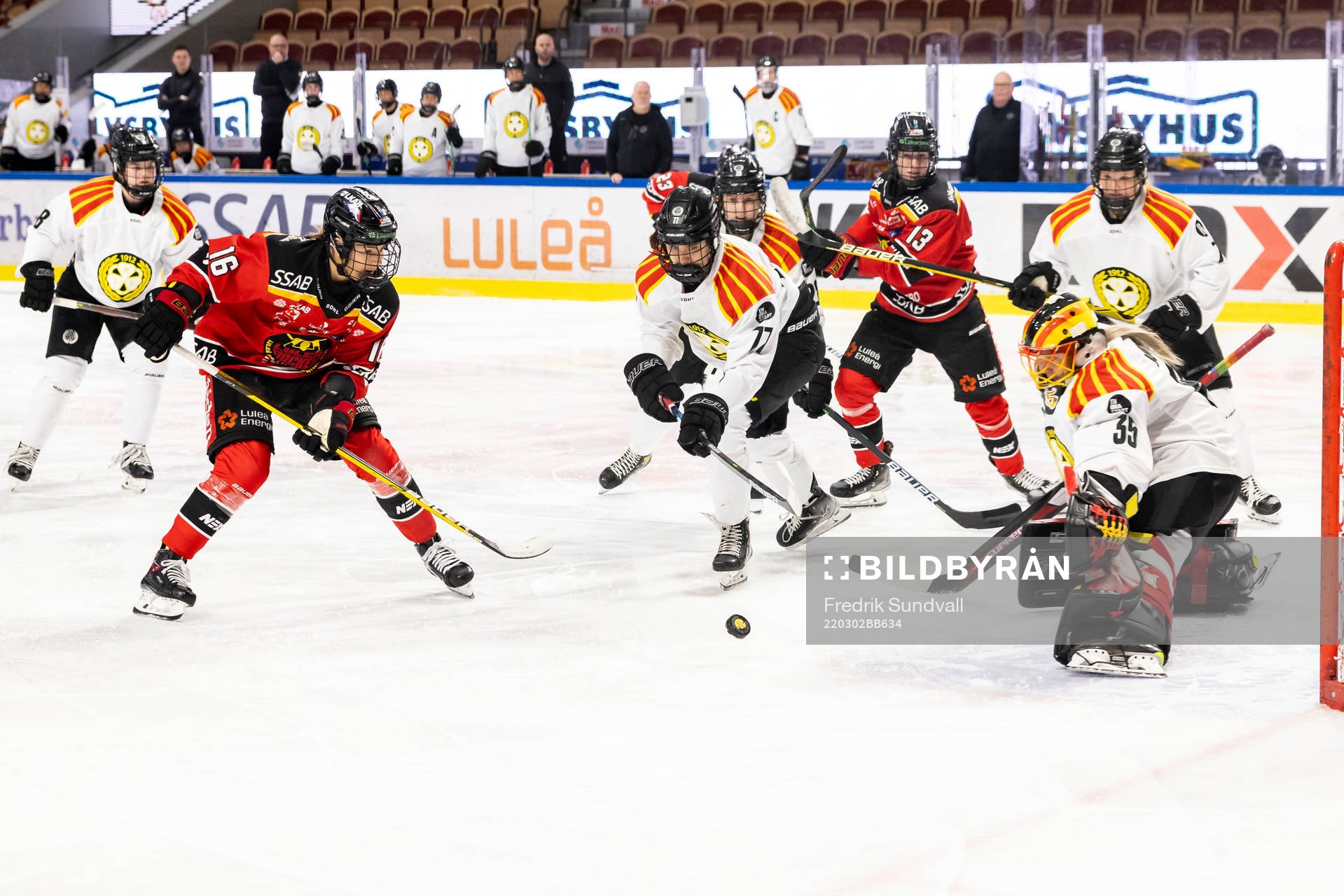 Luleås Petra Nieminen utmanar Brynäs målvakt Ellen