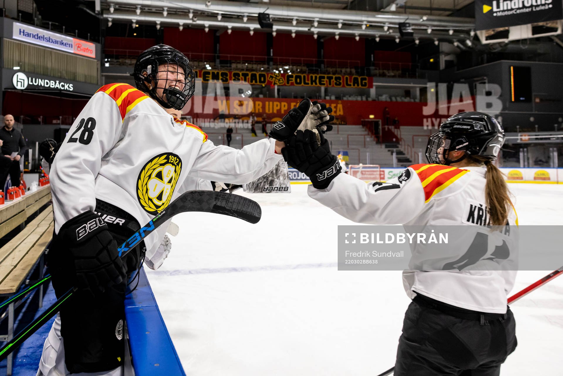 Brynäs Denisa Krizova jublar med Jenny Antonsson
