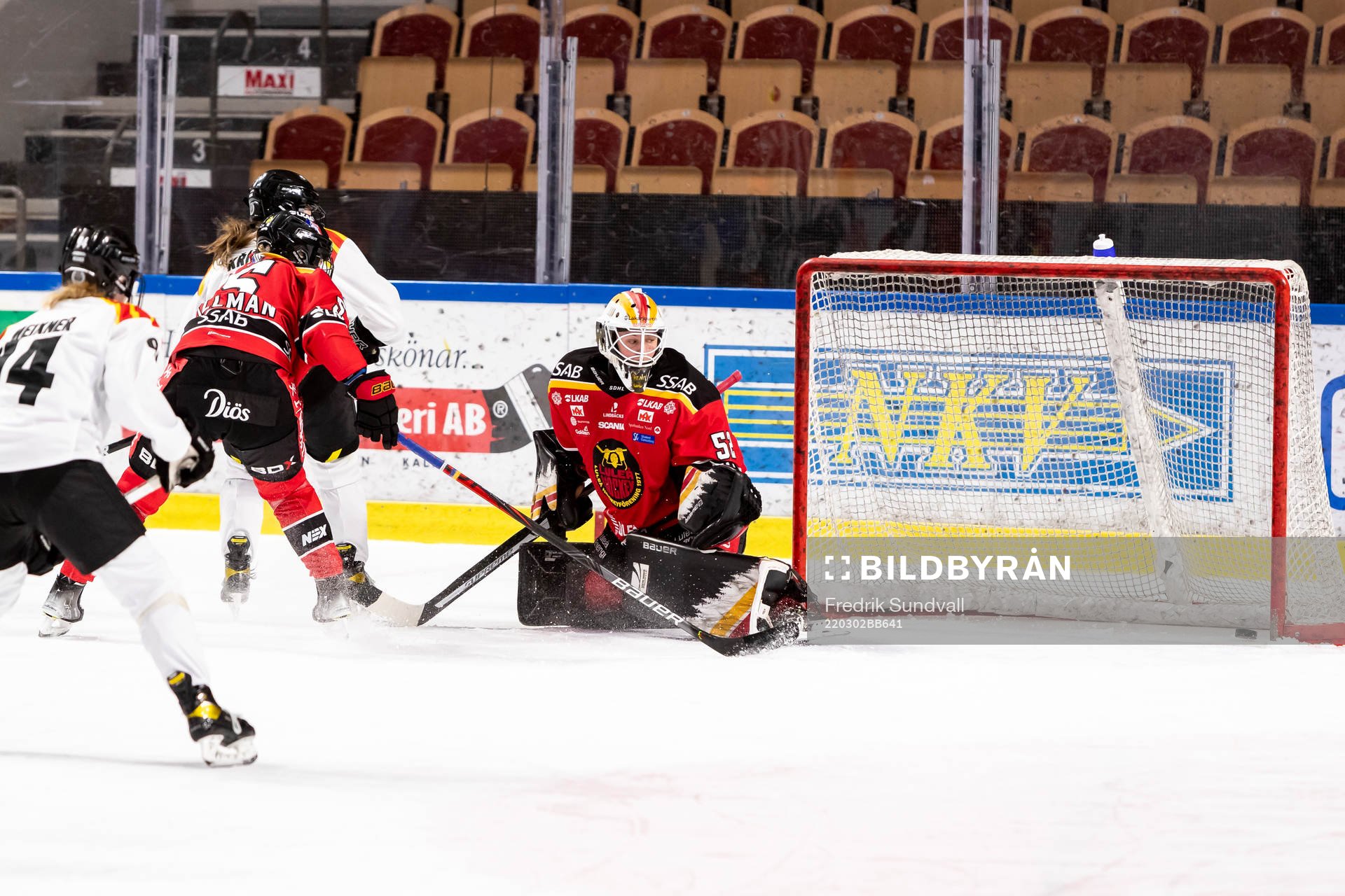 Brynäs Denisa Krizova gör mål på Luleås målvakt Sara