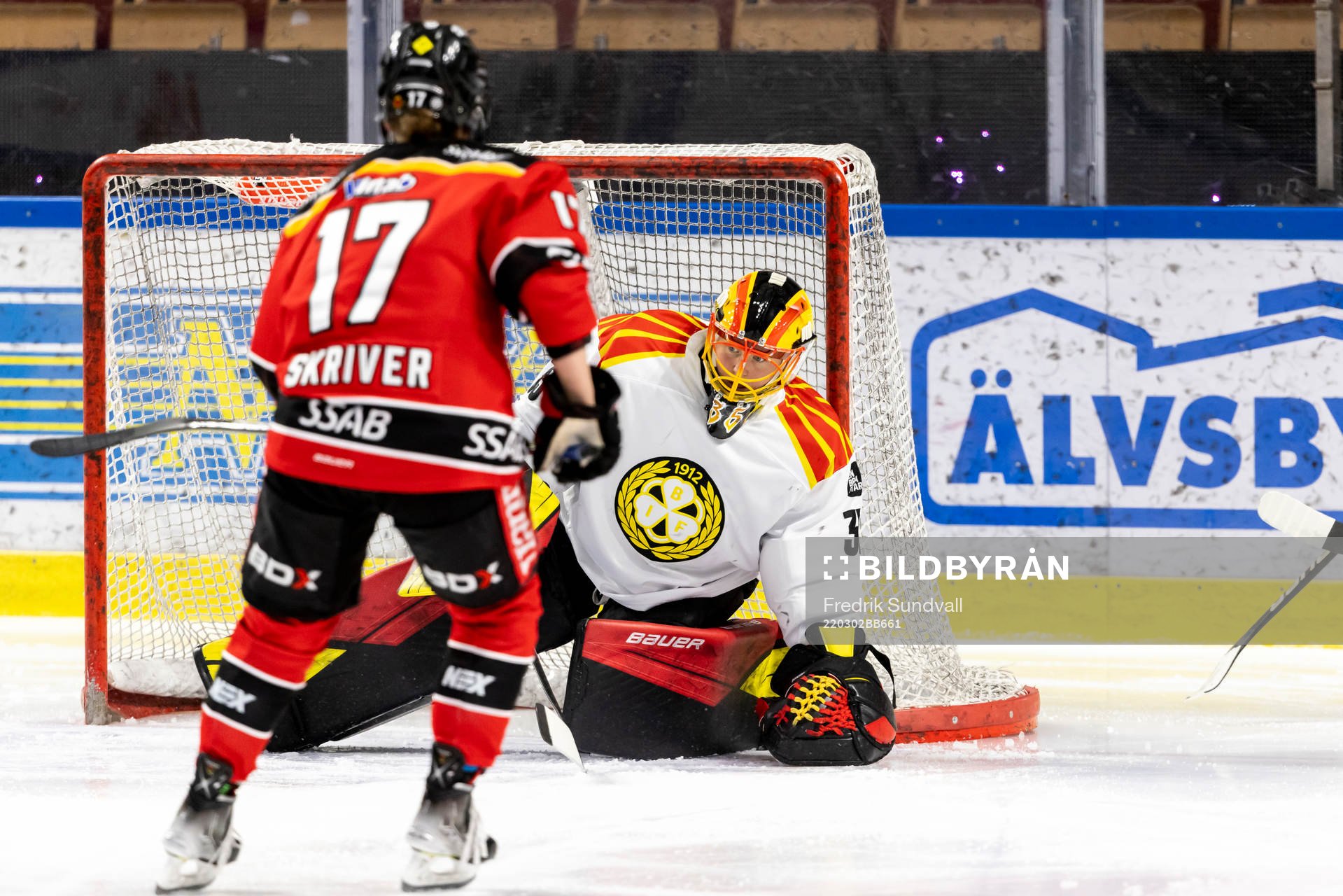 Brynäs målvakt Ellen Jonsson blockerar pucken