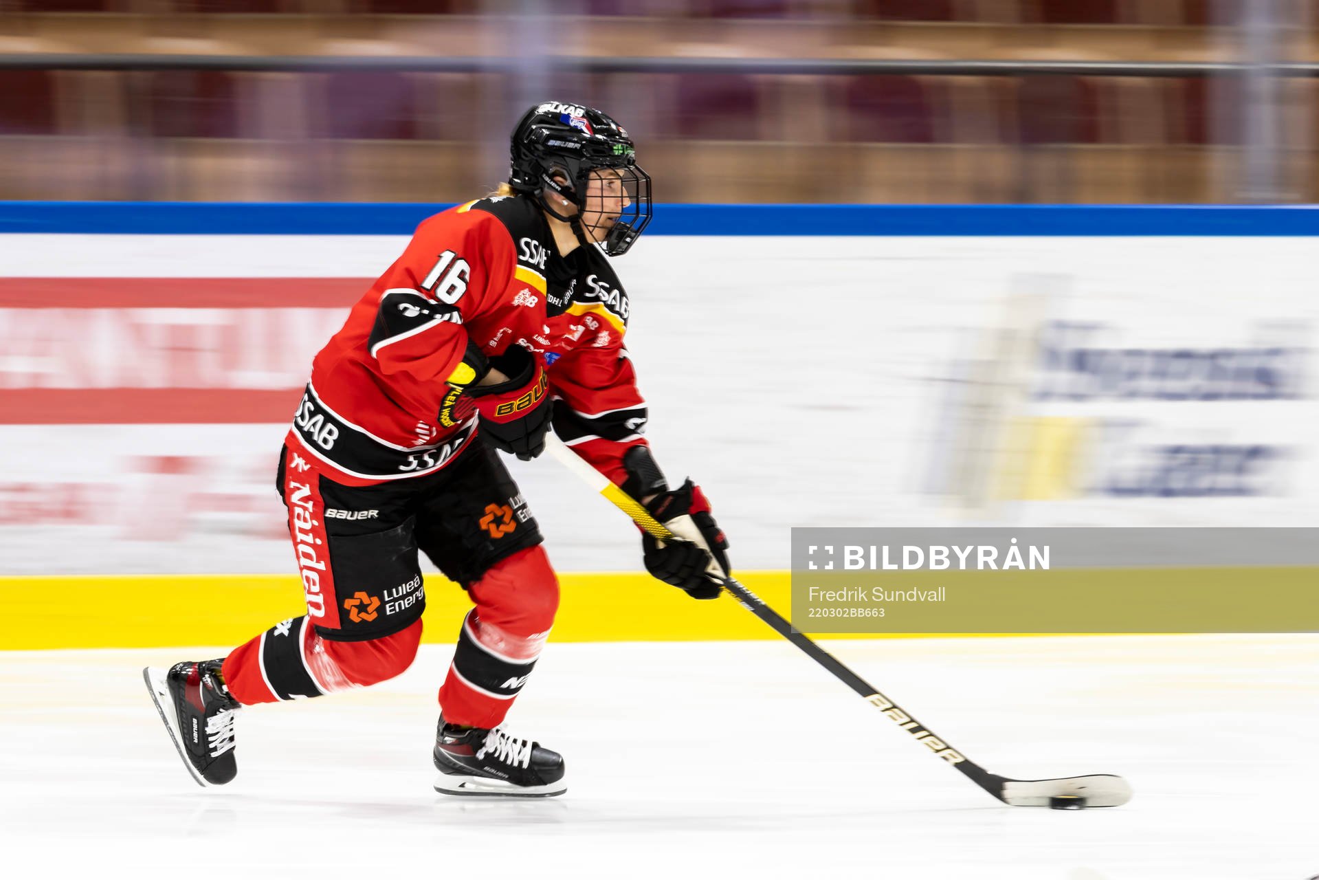 Luleås Petra Nieminen med pucken