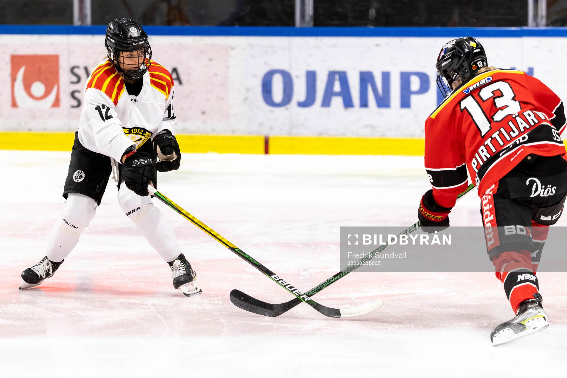 Brynäs Mina Waxin i försvarspel mot Luleås Jenna