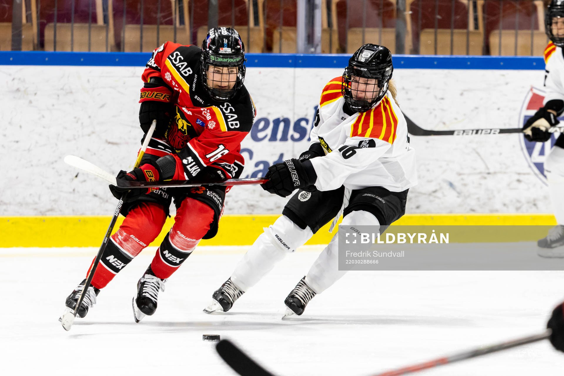 Luleås Petra Nieminen och Brynäs Katerina Mrazová i kamp