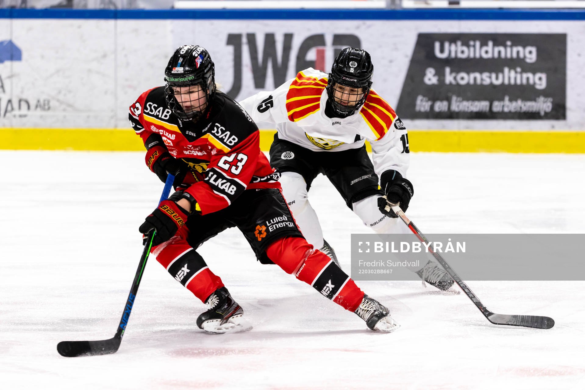 Luleås Pernilla Forsgren jagad av Brynäs Lara Stalder