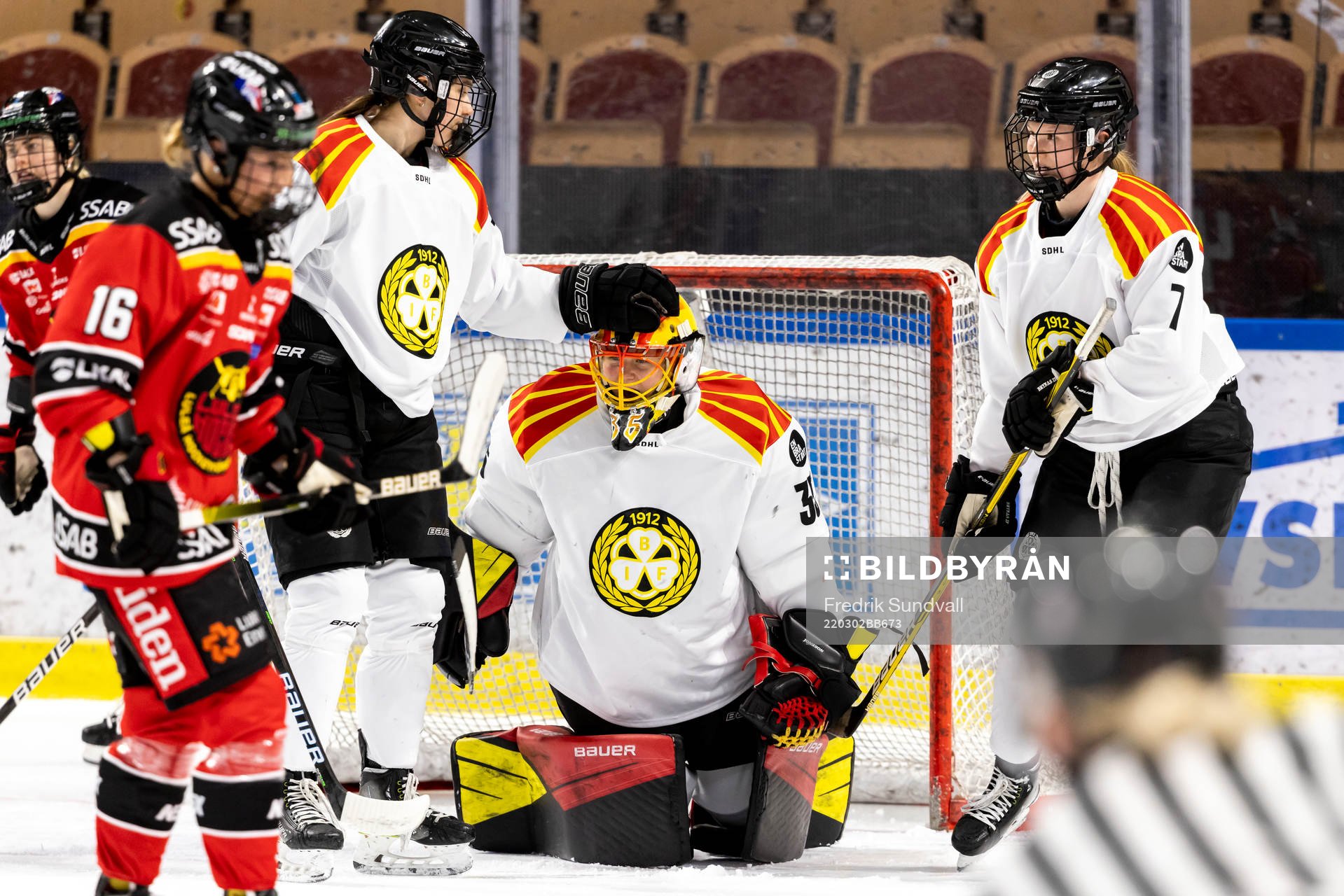 Brynäs Maja Nylén Persson klappar om målvakt Ellen
