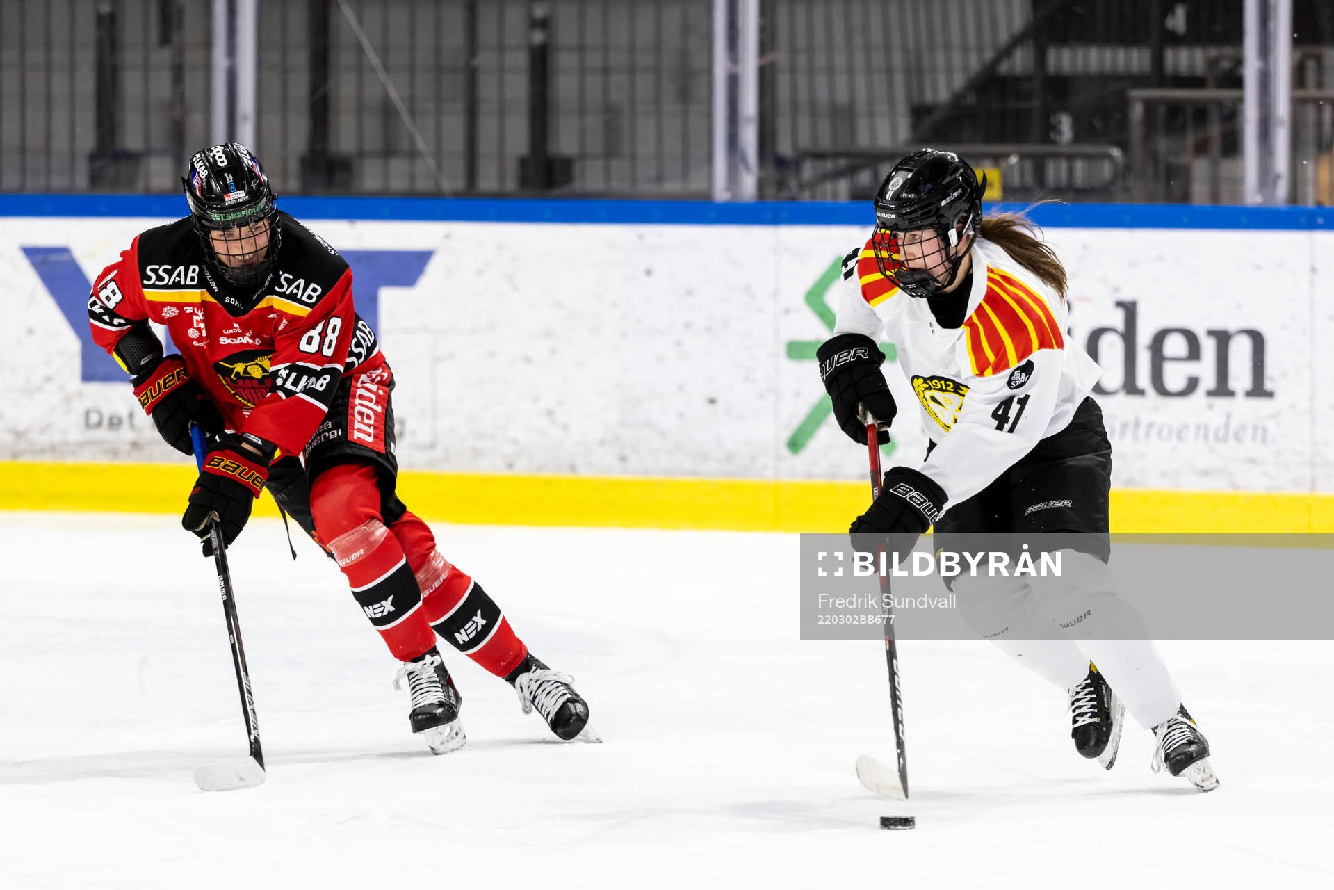 Luleås Ronja Savolainen och Brynäs Denisa Krizova  med