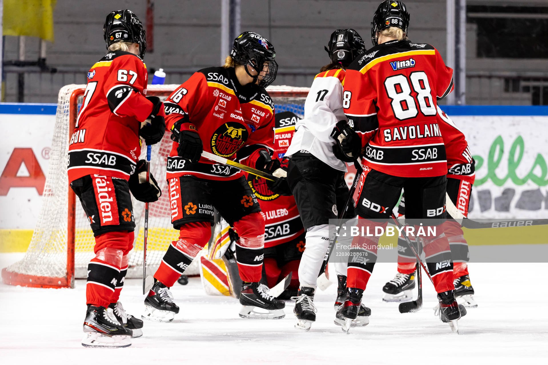 Brynäs Jaycee Gebhard gör mål på Luleås målvakt Sara