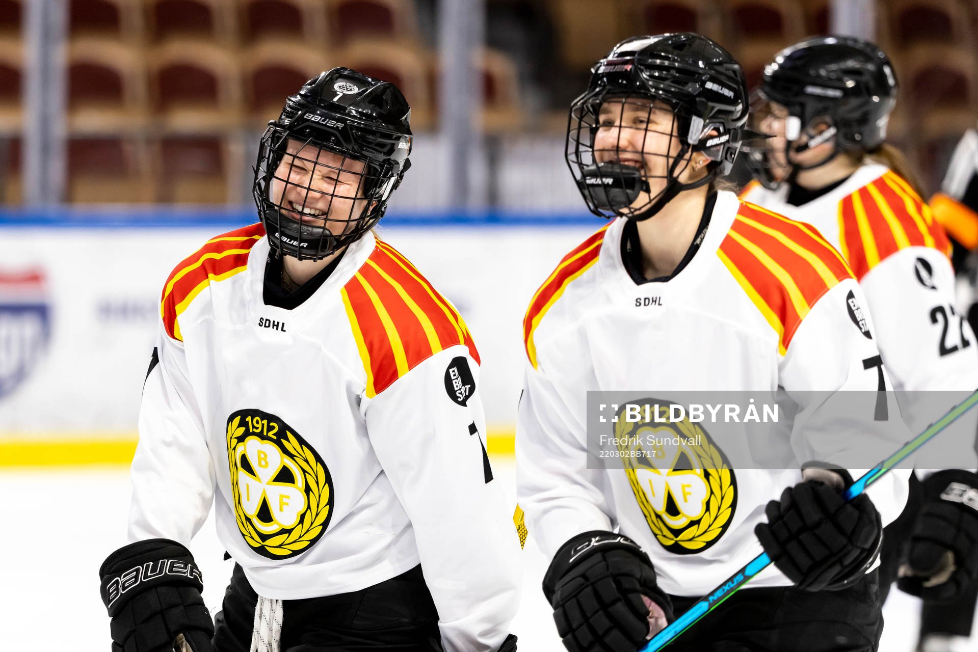 Brynäs Samantha Kolowratová och Sofia Ljung jublar