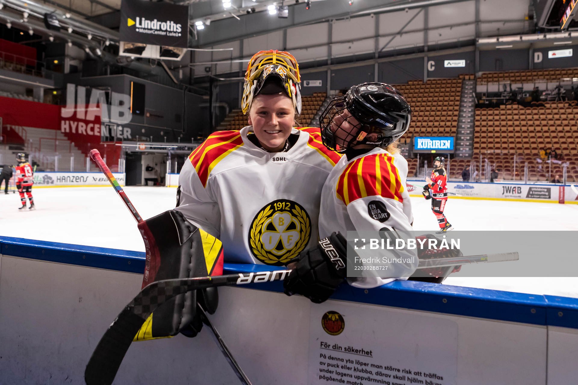 Brynäs målvakt Ellen Jonsson och Anna Meixner jublar