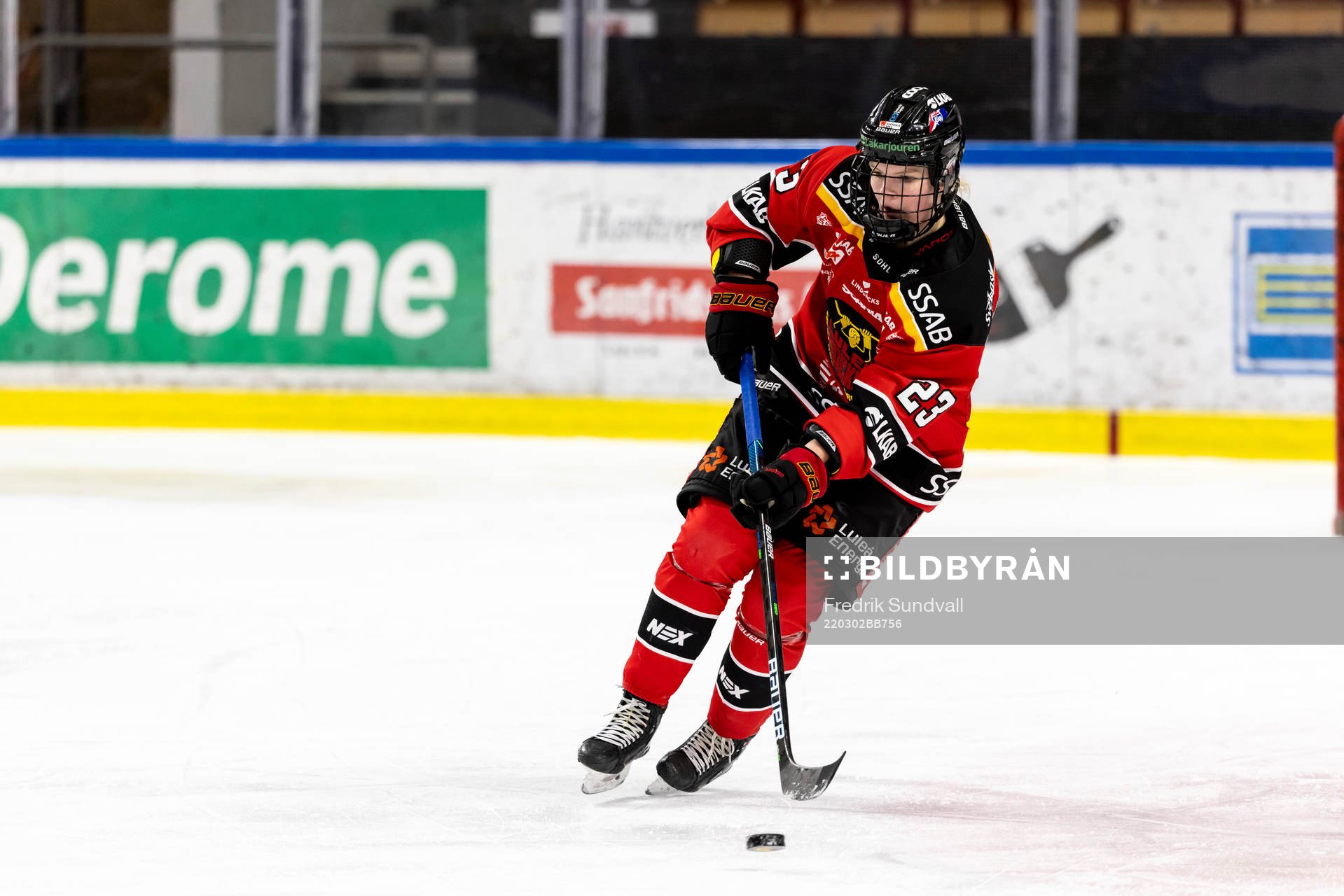 Luleås Pernilla Forsgren med pucken