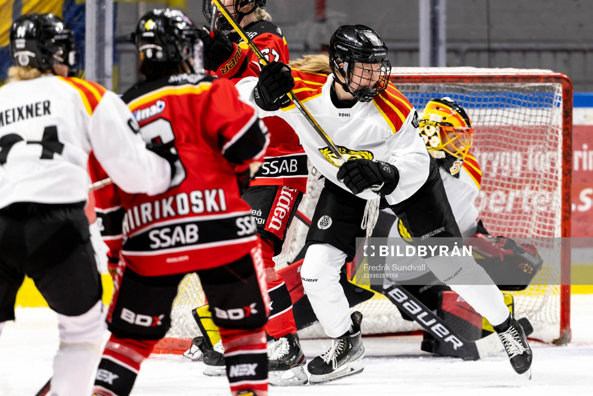 Brynäs Samantha Kolowratová framför målvakt Ellen