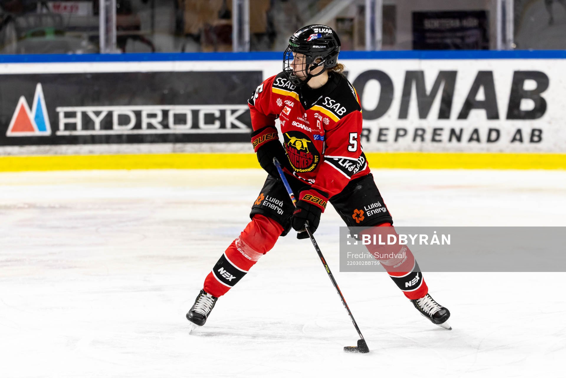 Luleås Johanna Fällman med pucken