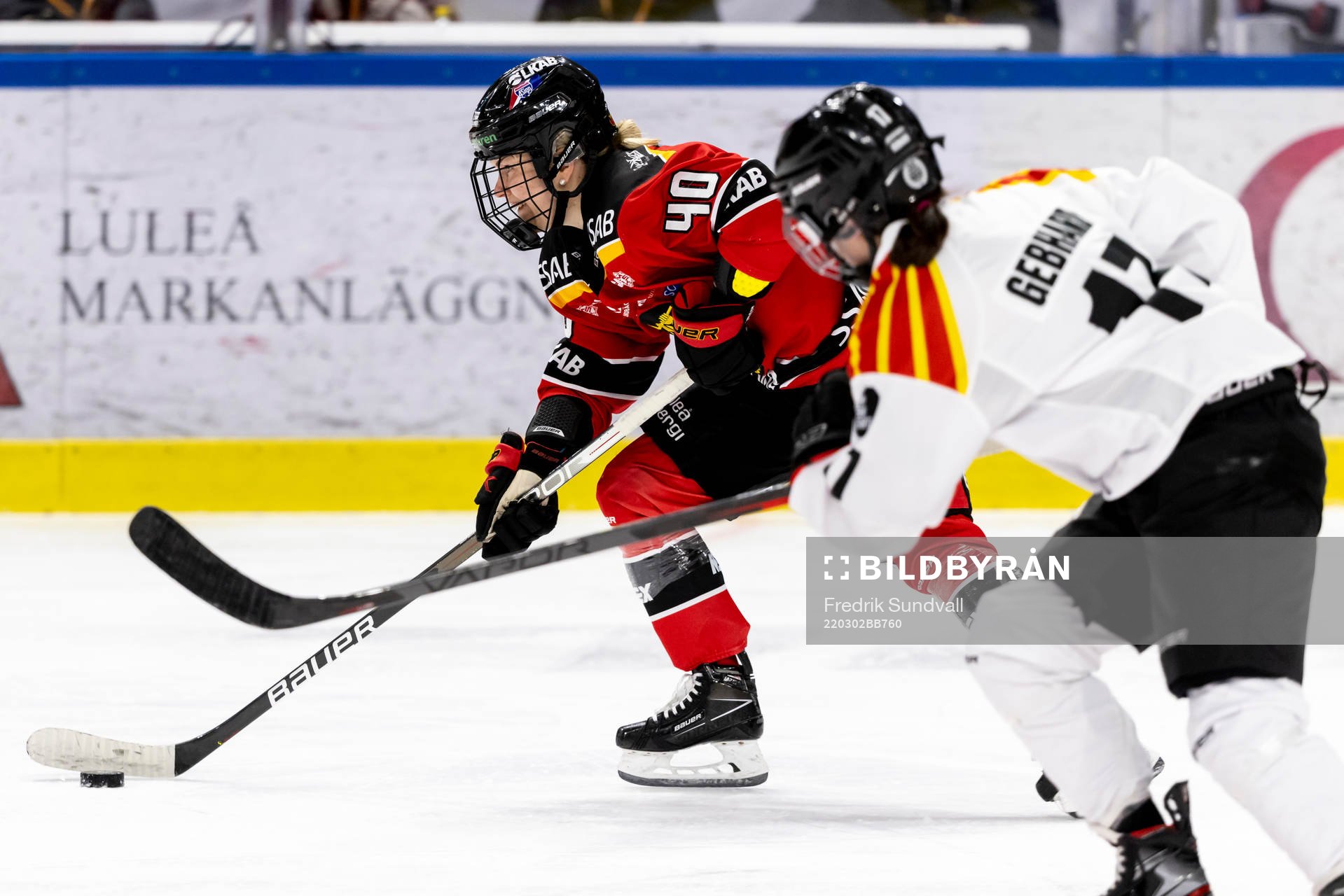 Luleås Noora Tulus med pucken