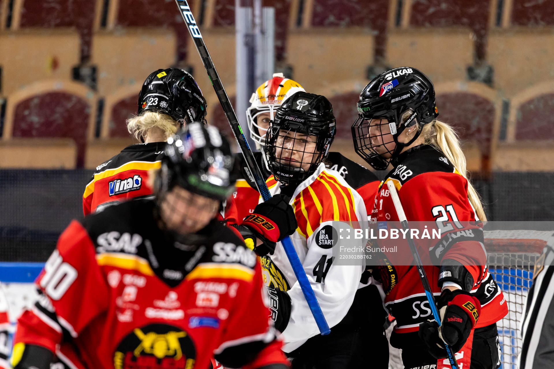 Brynäs Denisa Krizova mellan Luleås Astrid Lindeberg,