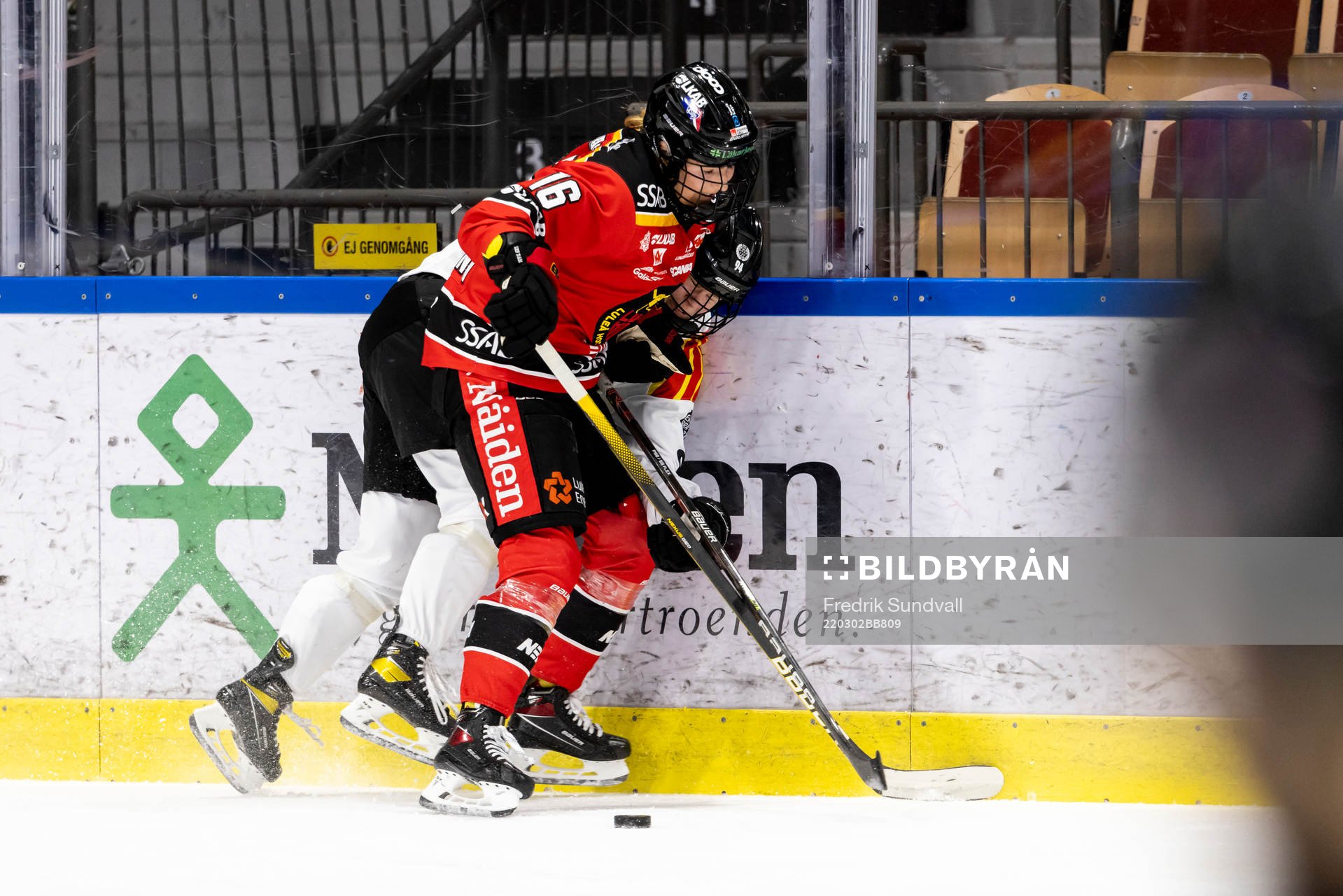 Luleås Petra Nieminen tacklar Brynäs Anna Meixner mot
