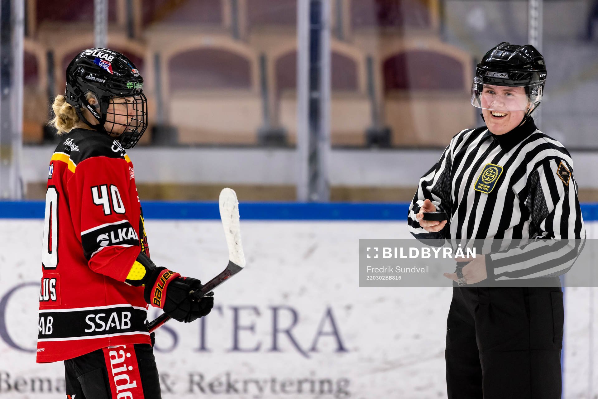 Luleås Noora Tulus och linjedomare Hanna Öberg