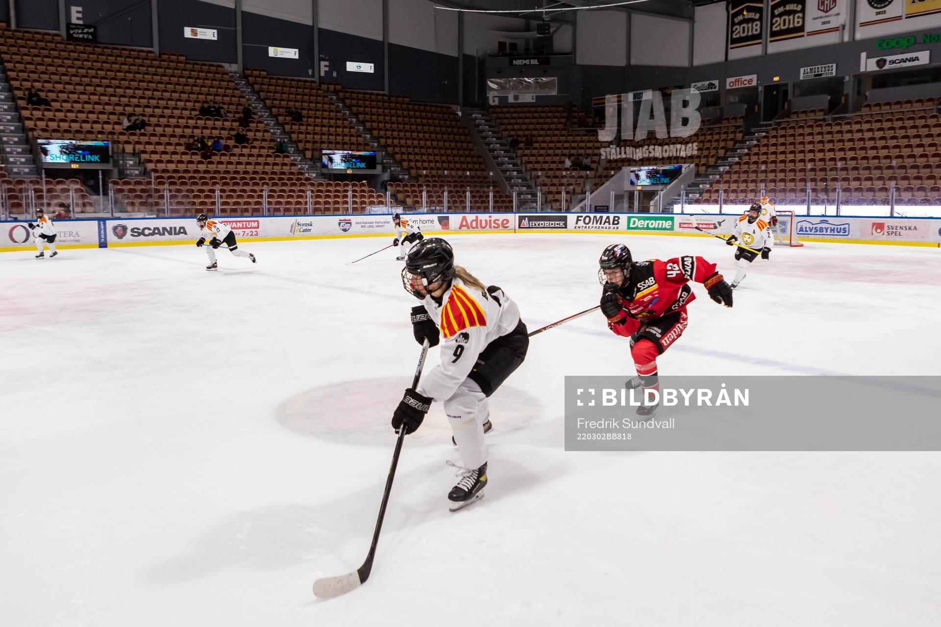 Brynäs Josefin Bouveng jagas av Luleås Viivi Vainikka