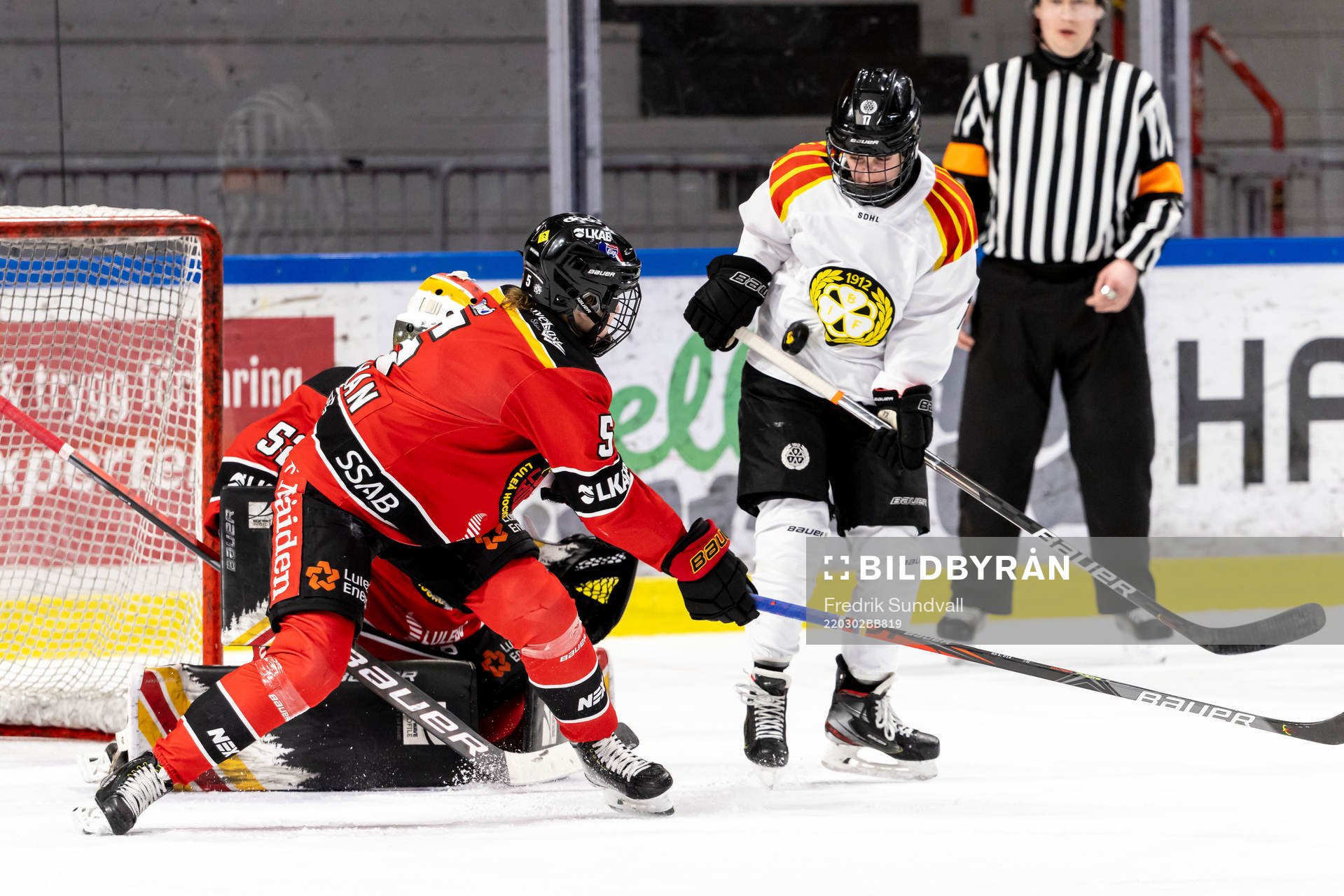 Brynäs Jaycee Gebhard träffas av pucken i magen framför