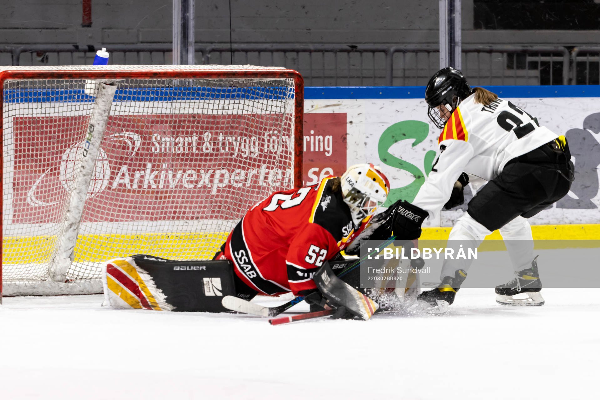 Brynäs Hanna Thuvik utmanar Luleås målvakt Sara Grahn