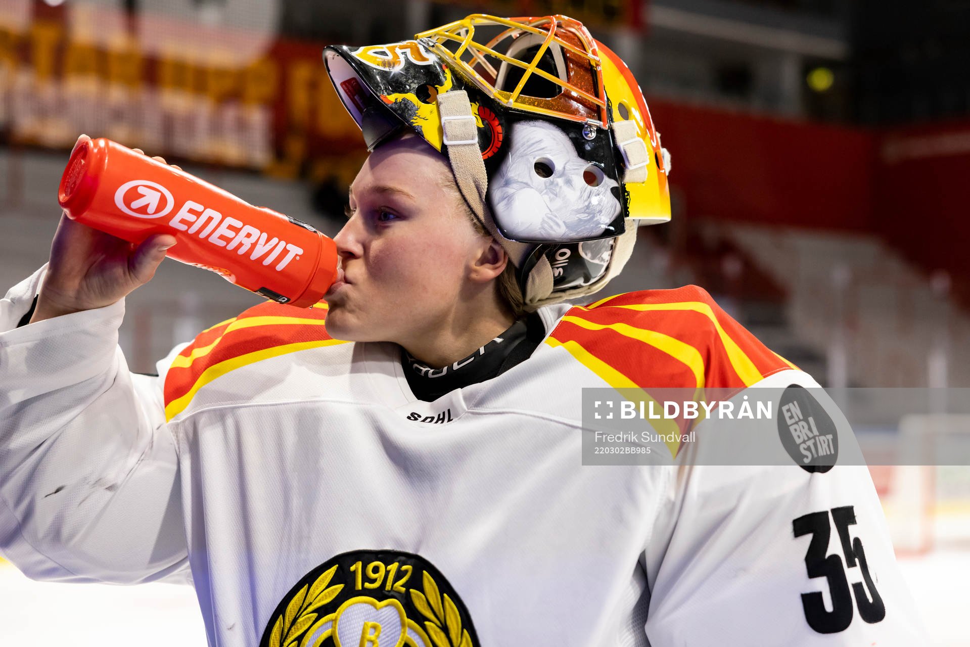 Brynäs målvakt Ellen Jonsson dricker vatten
