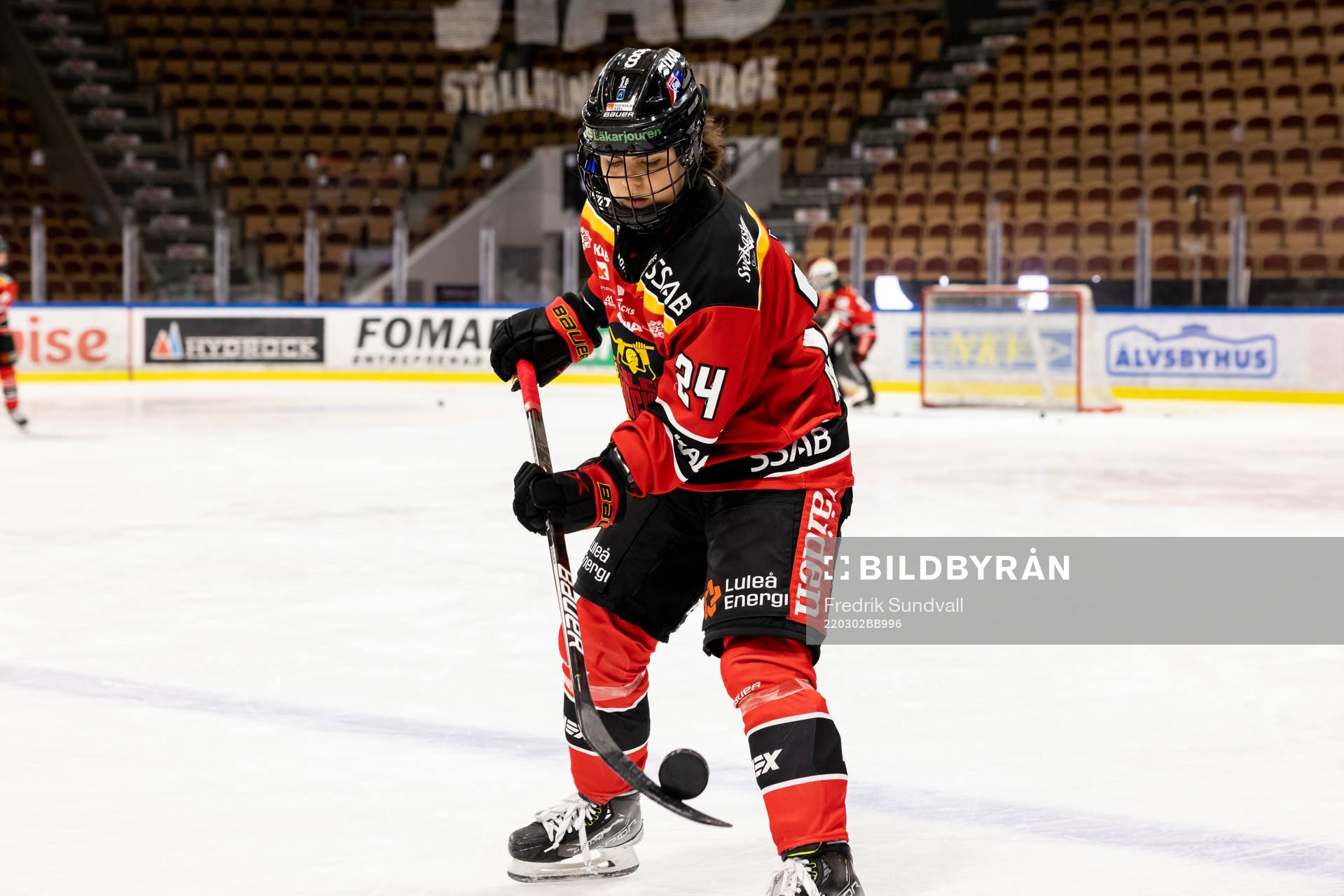 Luleås Noemi Ryhner och pucken