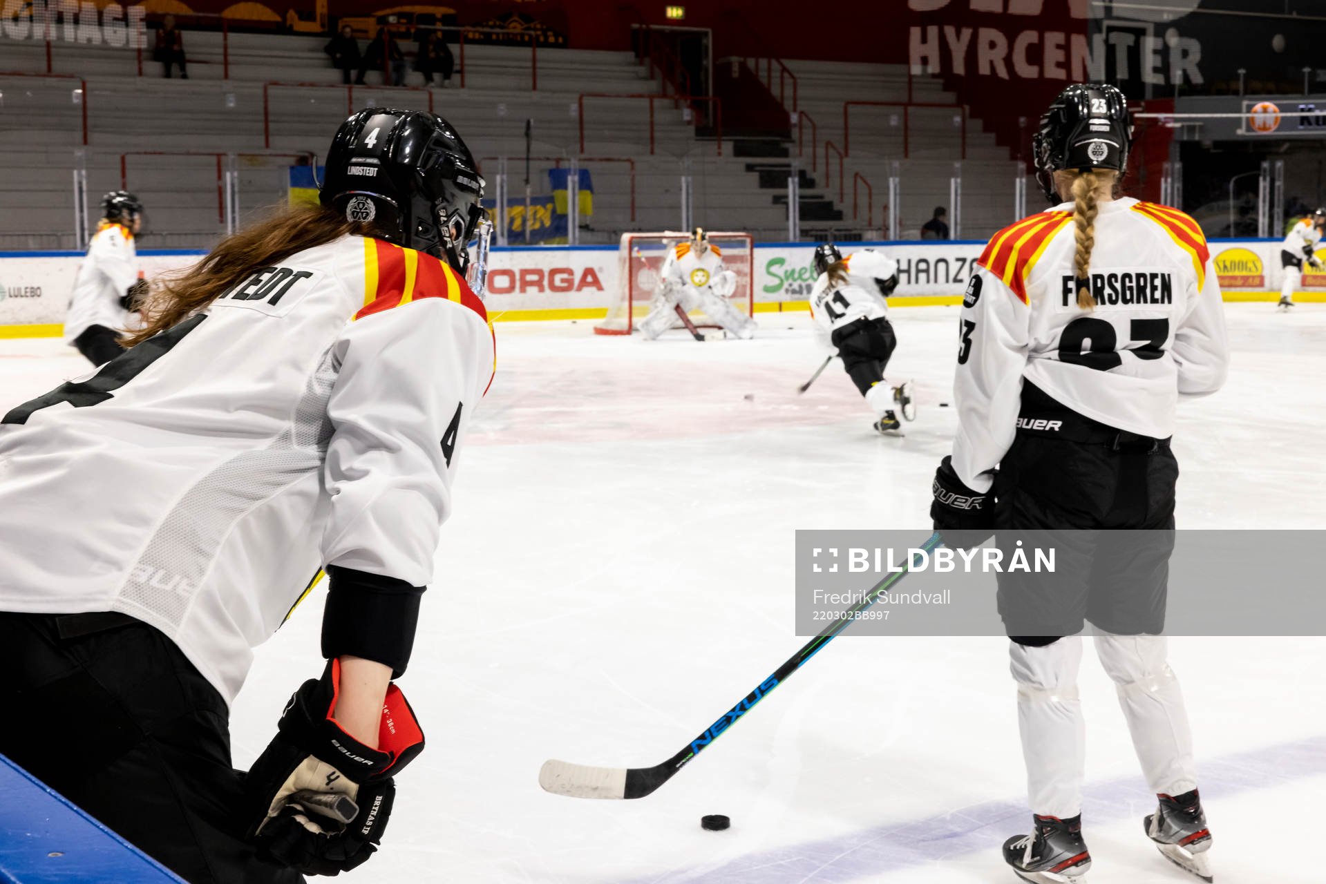 Brynäs Rosa Lindstedt och Emma Forsgren tittar på Brynäs