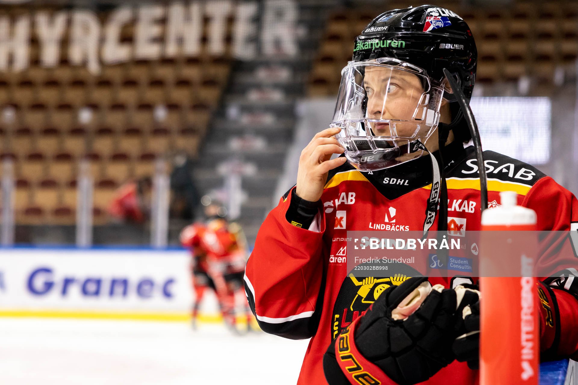 Luleås Jenni Hiirikoski vid sargkanten