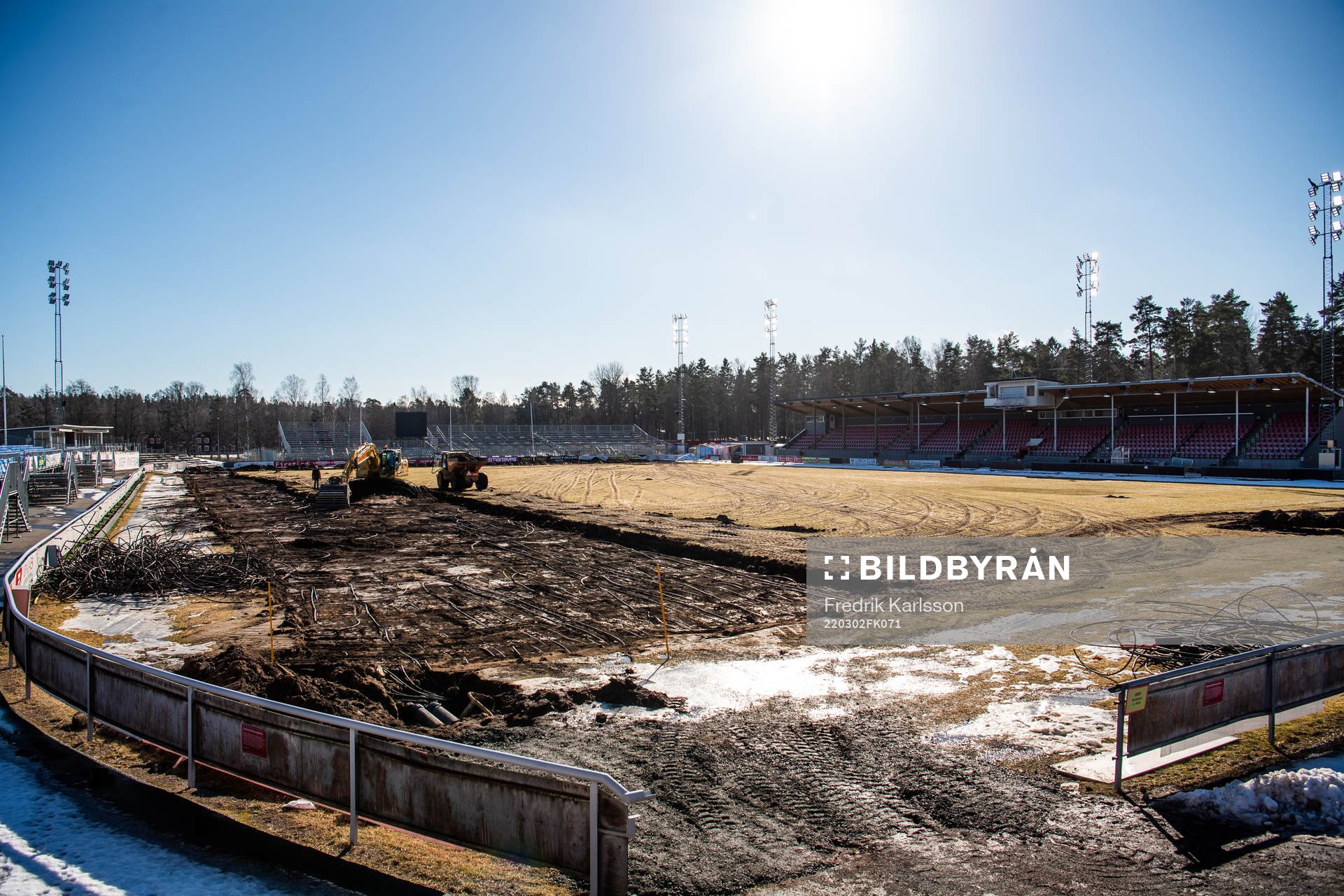 Stora vallas gräsmatta läggs om med ny dränering och ny värme under en träning med Degerfors den 2 mars 2022 i Degerfors. 