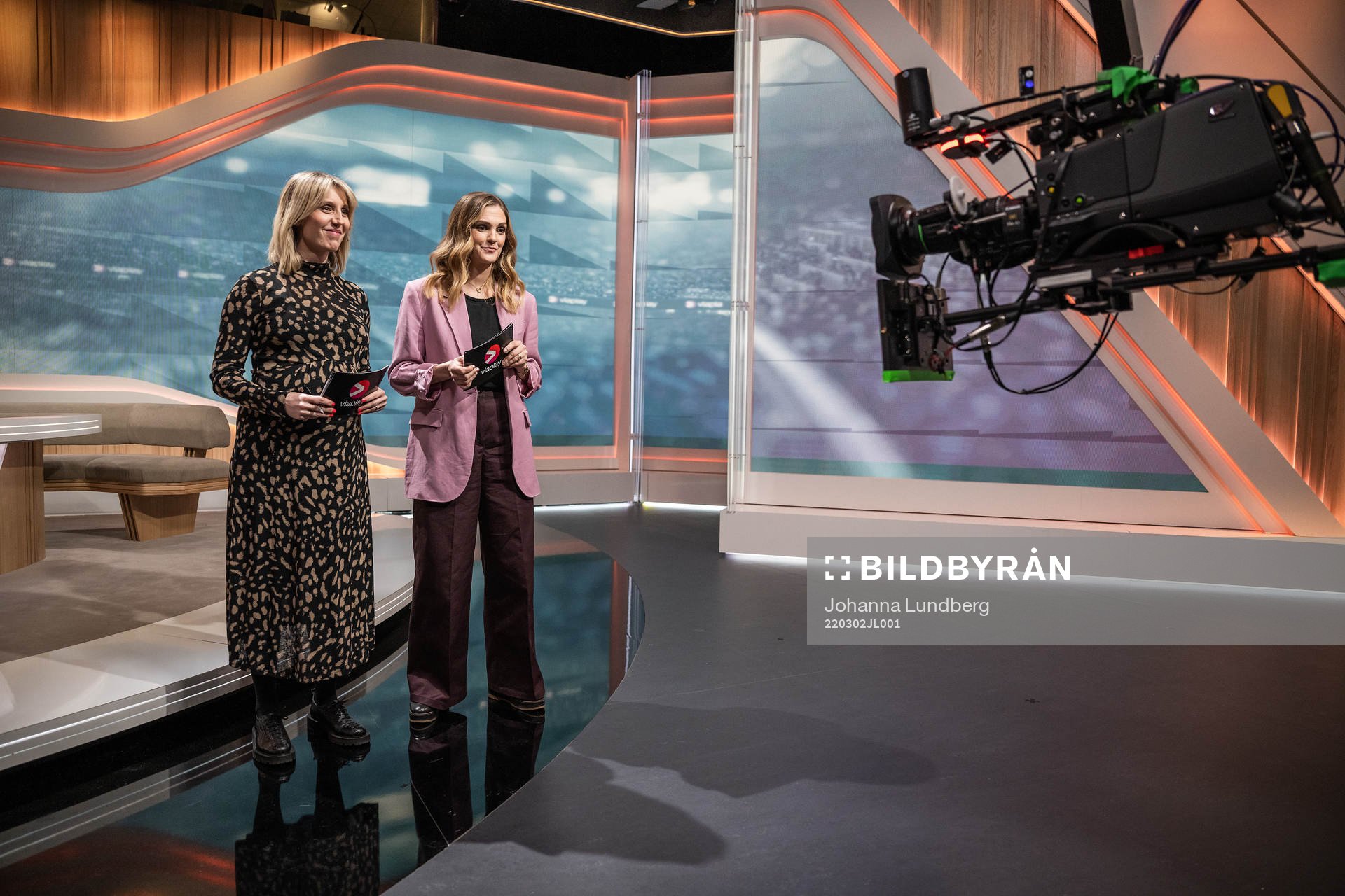 Programledare Lovisa Giertta och Johanna Ojala i Viaplays studio under en pressträff anordnad av NENT group den 2 mars 2022 i Stockholm.