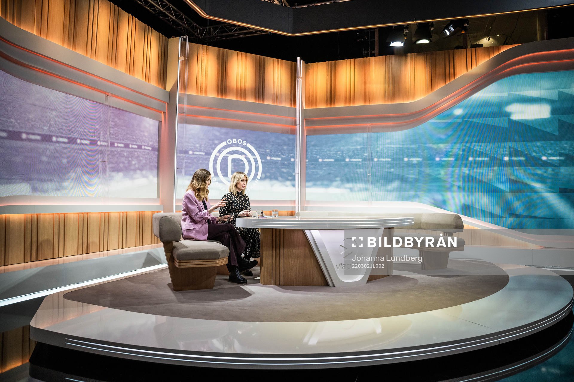 Programledare Lovisa Giertta och Johanna Ojala i Viaplays