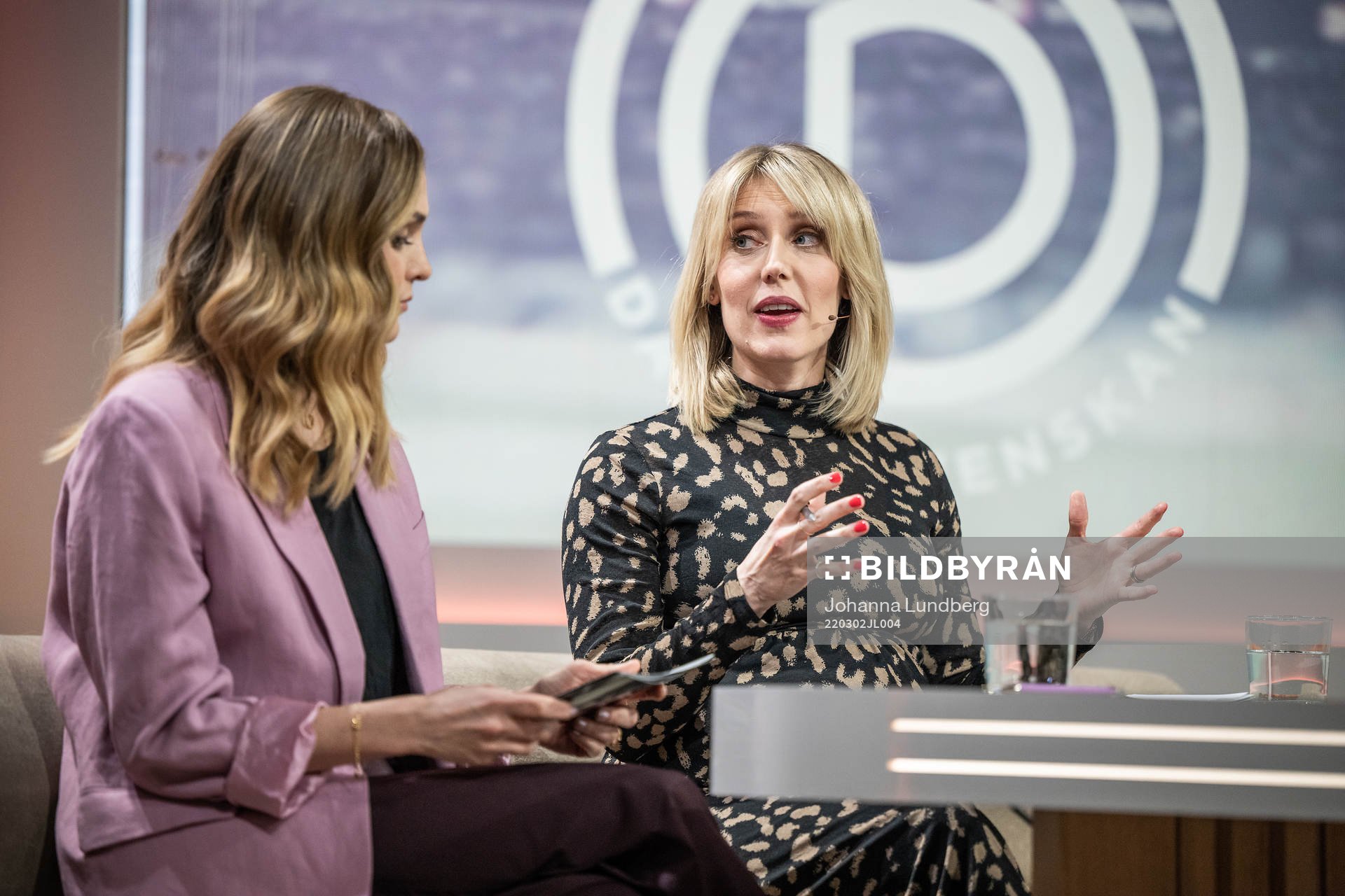Programledare Lovisa Giertta och Johanna Ojala i Viaplays