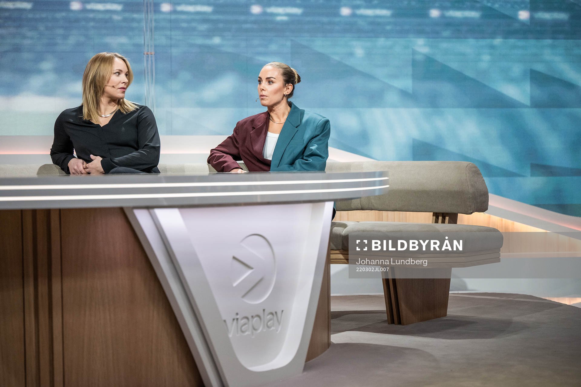 Johanna Frisk och Petronella Ekroth i Viaplays studio