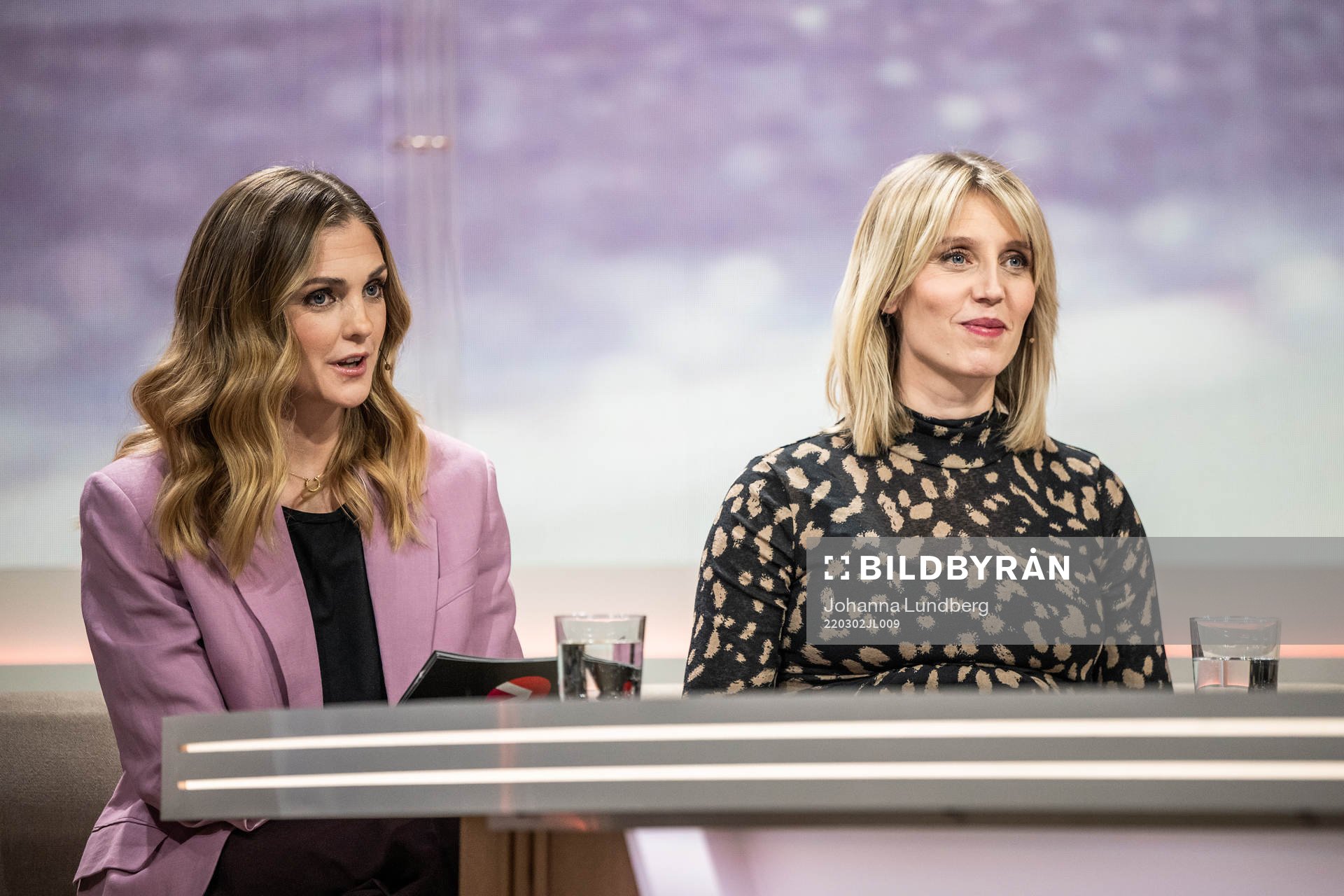 Programledare Lovisa Giertta och Johanna Ojala i Viaplays studio under en pressträff anordnad av NENT group den 2 mars 2022 i Stockholm.