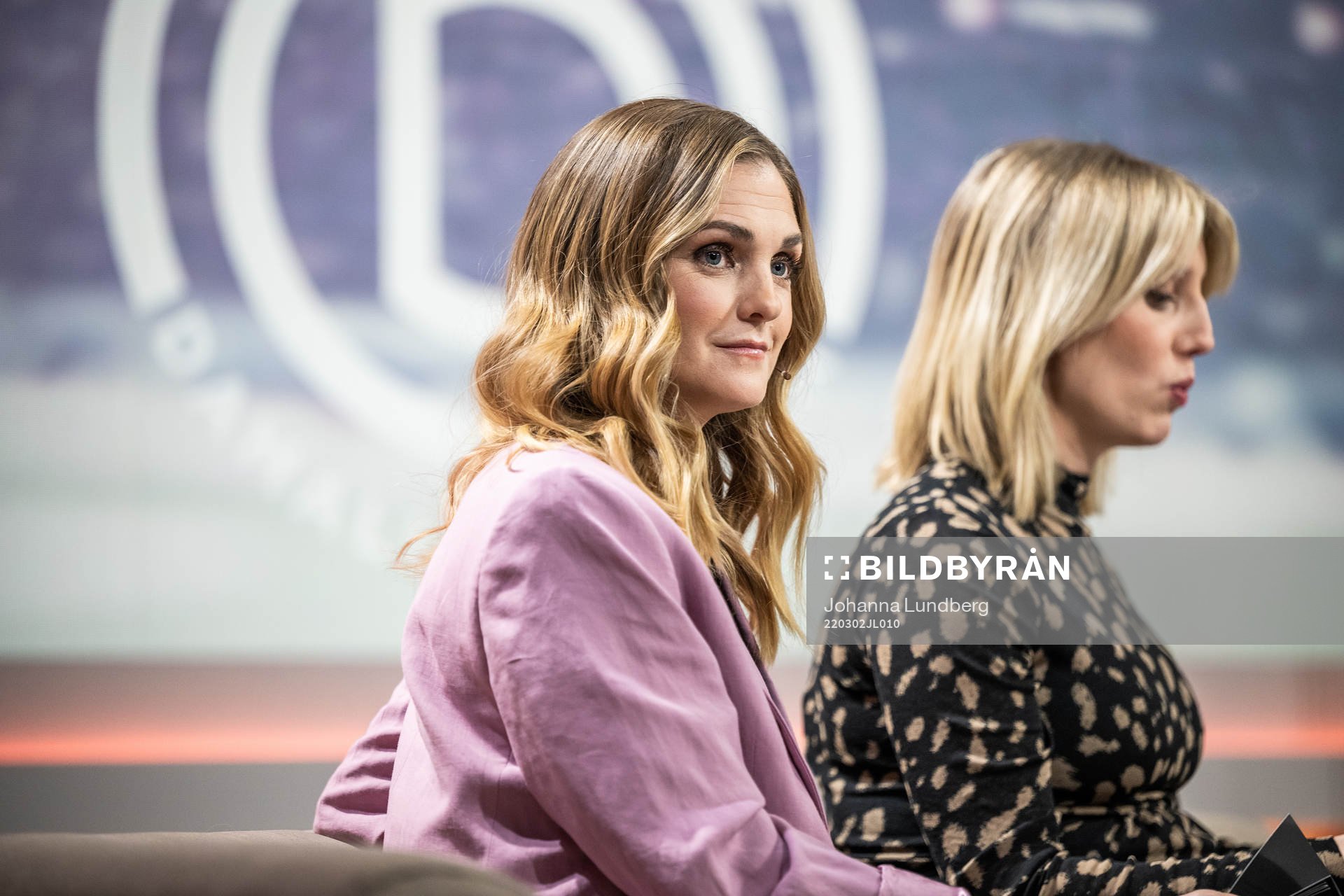 Programledare Lovisa Giertta och Johanna Ojala i Viaplays