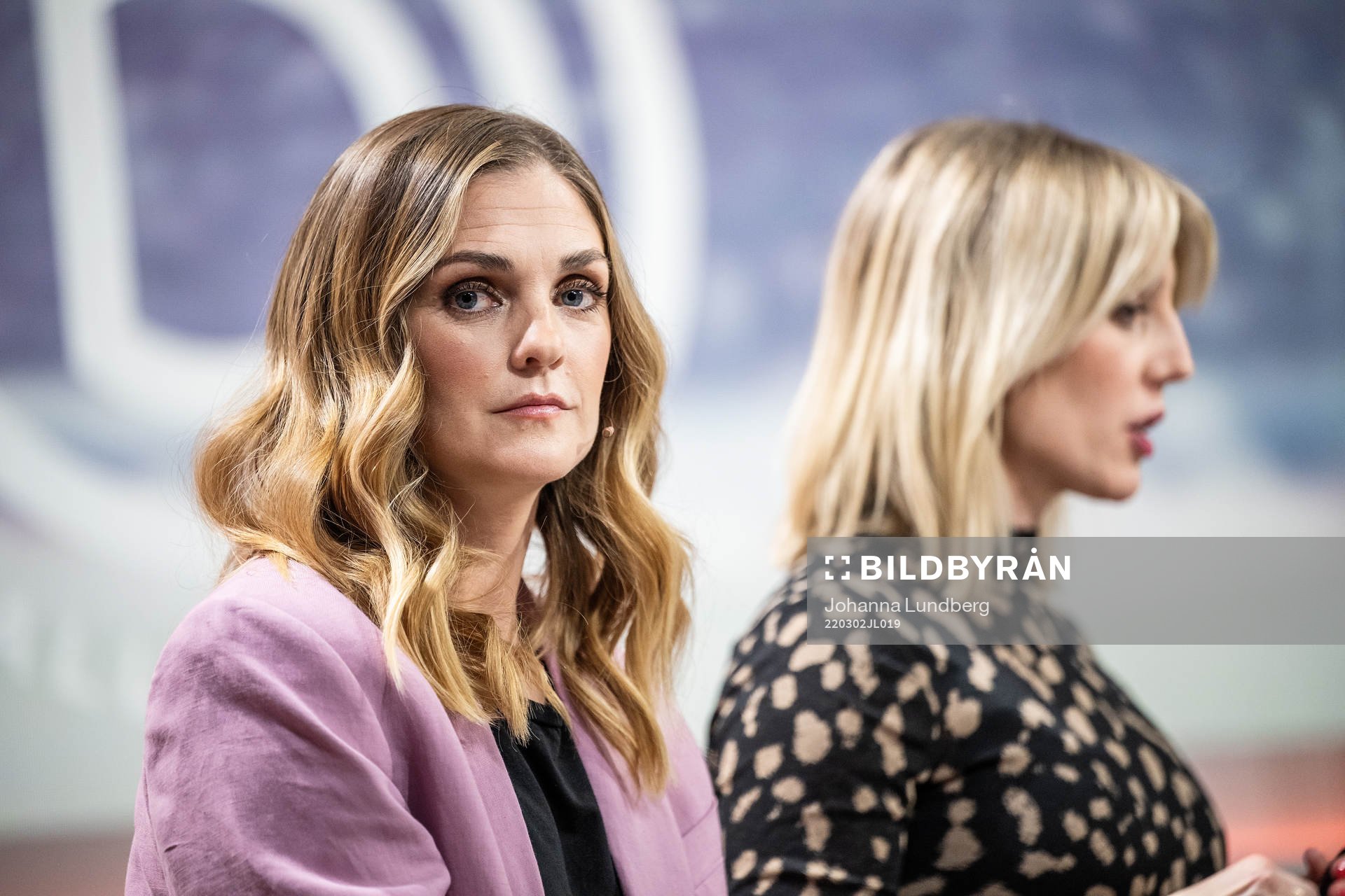 Programledare Lovisa Giertta och Johanna Ojala i Viaplays studio under en pressträff anordnad av NENT group den 2 mars 2022 i Stockholm.