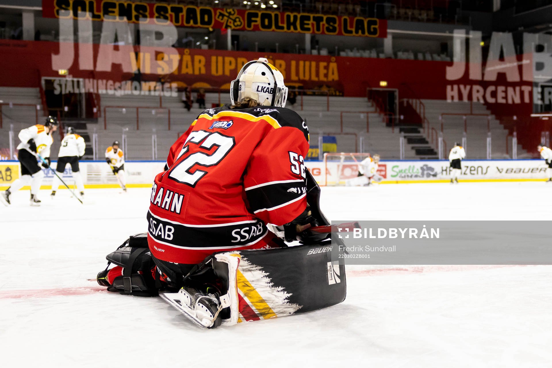 Luleås målvakt Sara Grahn tittar över isen och Brynäs