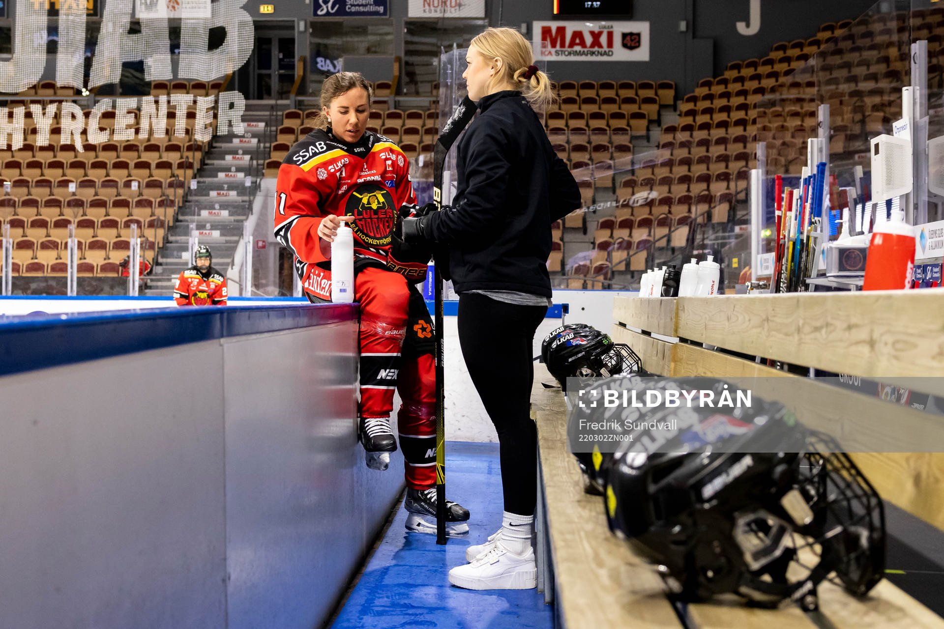 Luleås Anna Kjellbin sitter på sargkanten