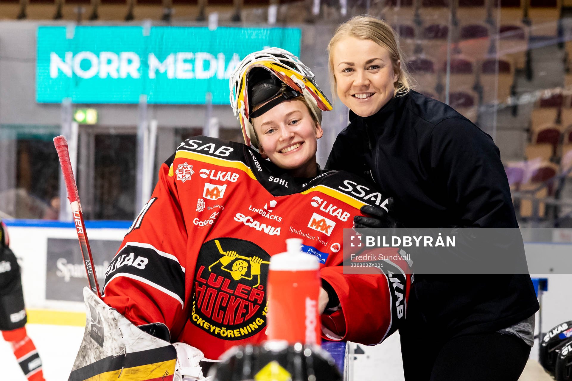 Luleås målvakt Frida Axell och Luleås Fysioterapeut